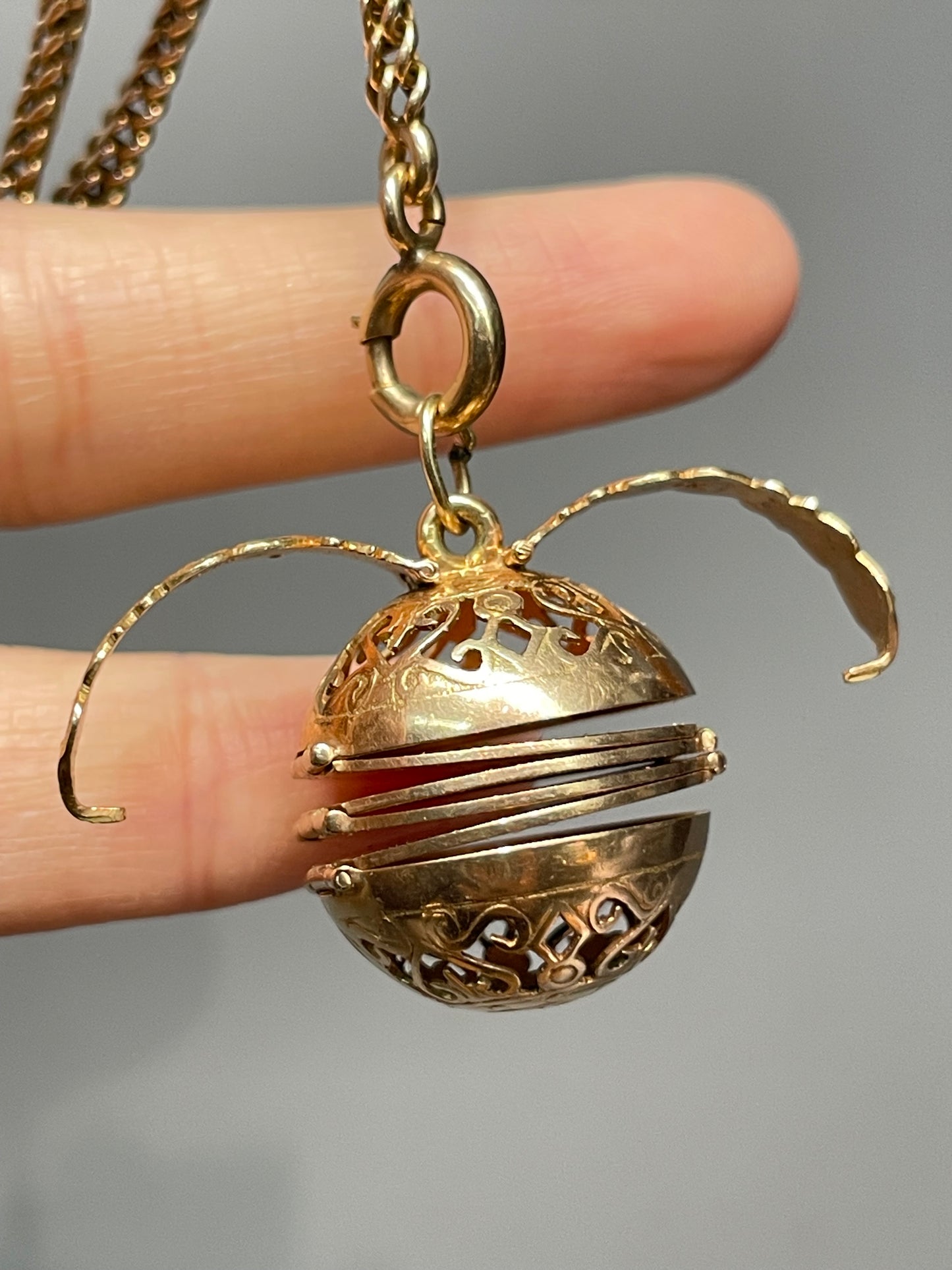 Vintage 14K Yellow Gold Pendant Motif Orb Locket Pendant