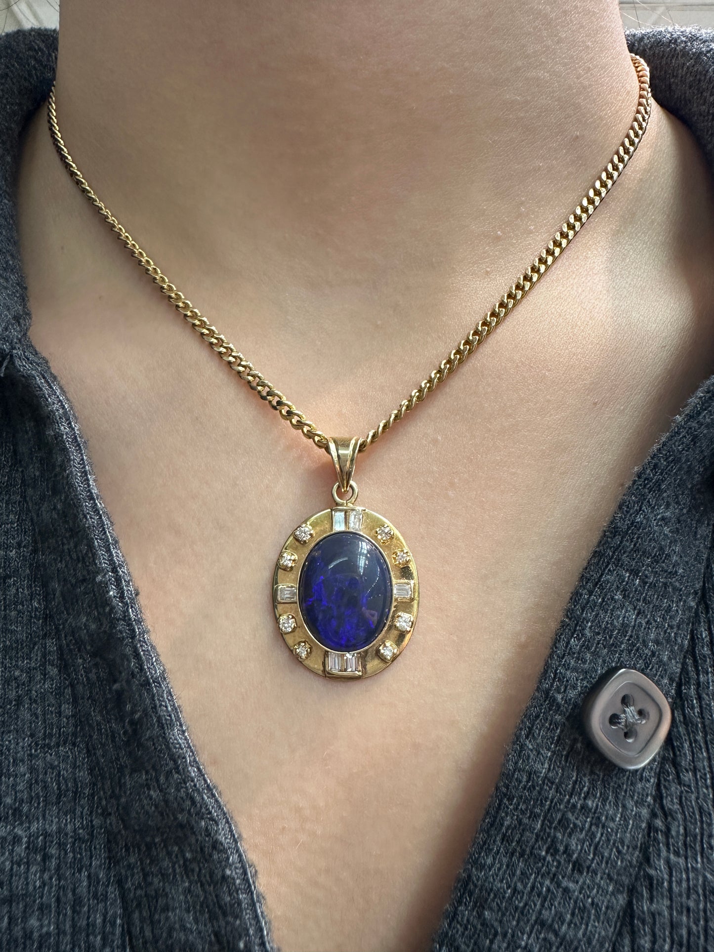Pendentif contemporain en or 14 carats avec opale noire et diamant