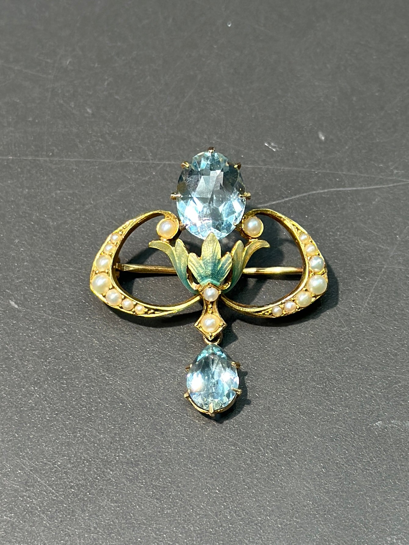 Art Nouveau Krementz & Co. Broche en émail avec perles de graines d'aigue-marine en or 14 carats