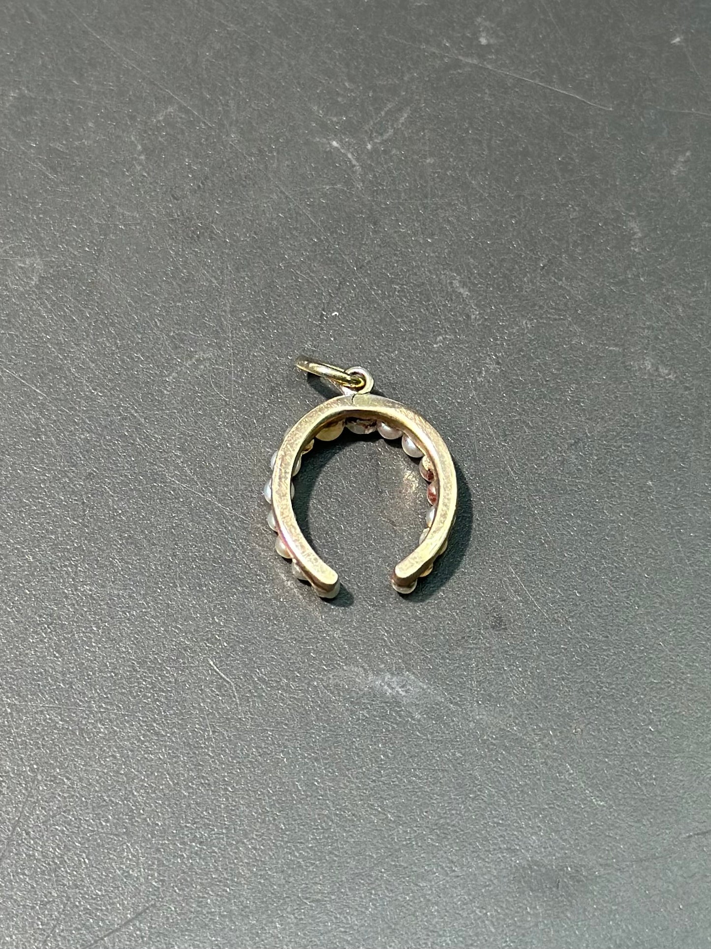 新艺术风格 14K 金珍珠马蹄吊坠