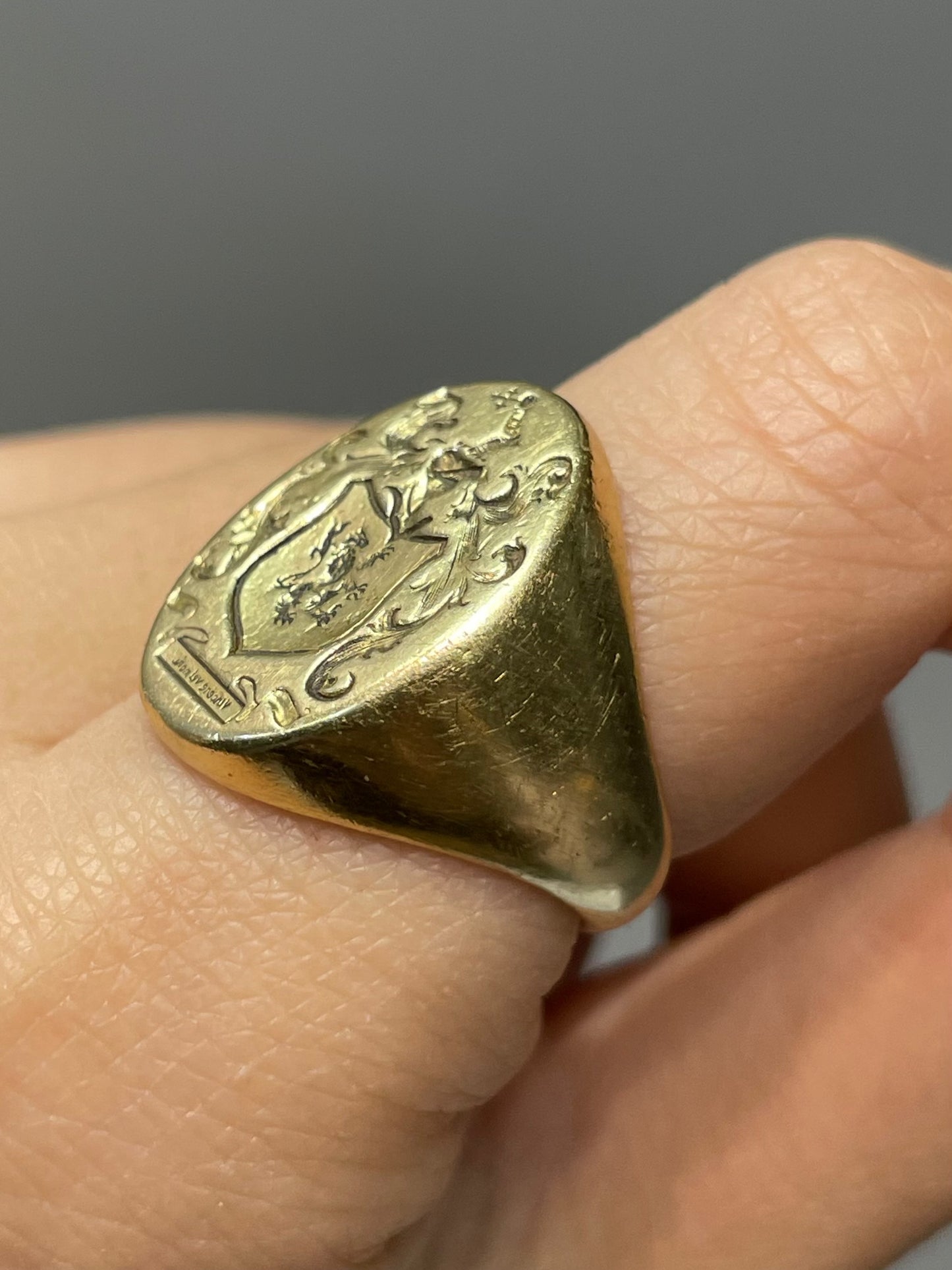Vintage 18K Yellow Gold Knight Shield Signet Ring