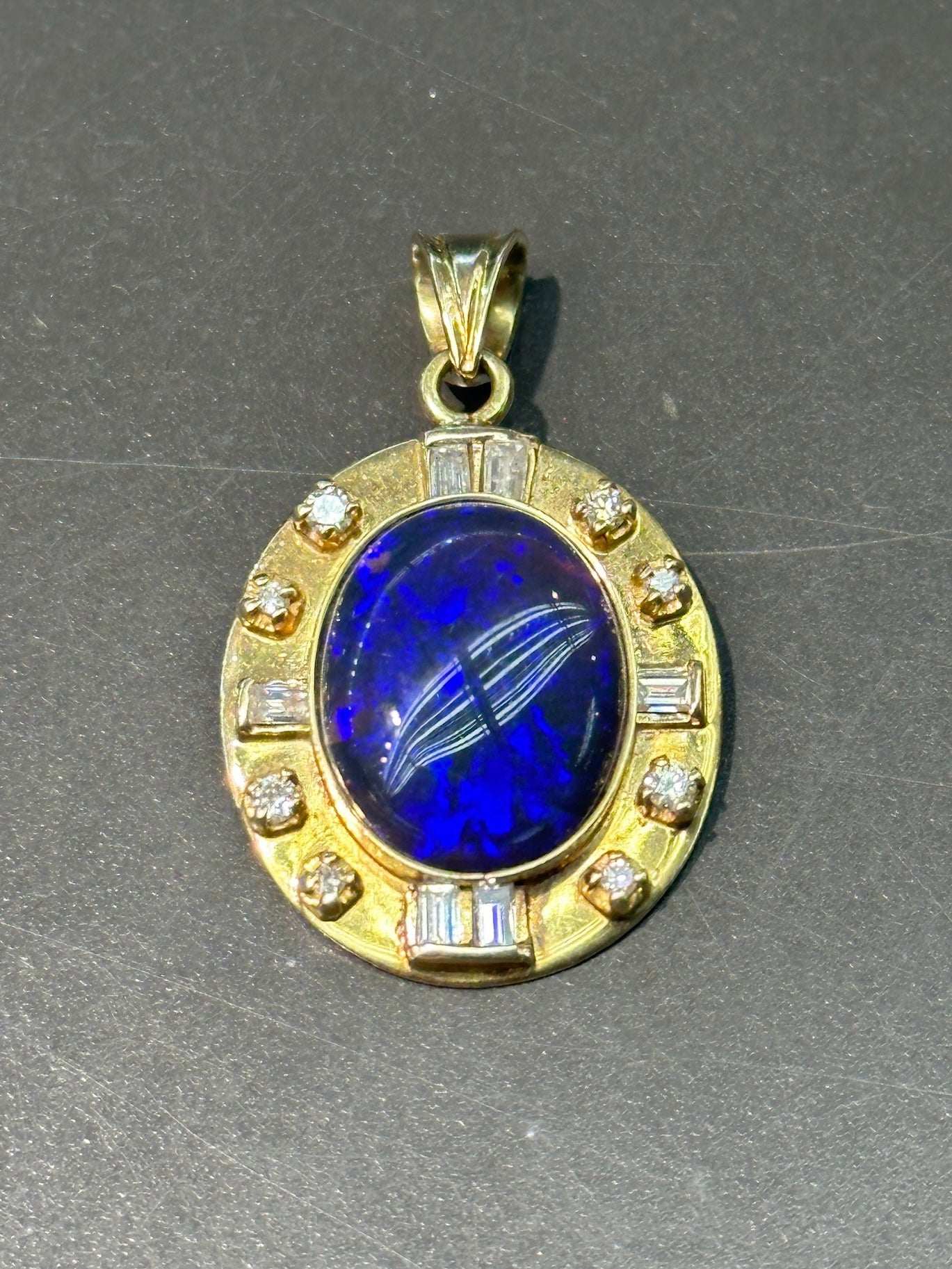 Pendentif contemporain en or 14 carats avec opale noire et diamant