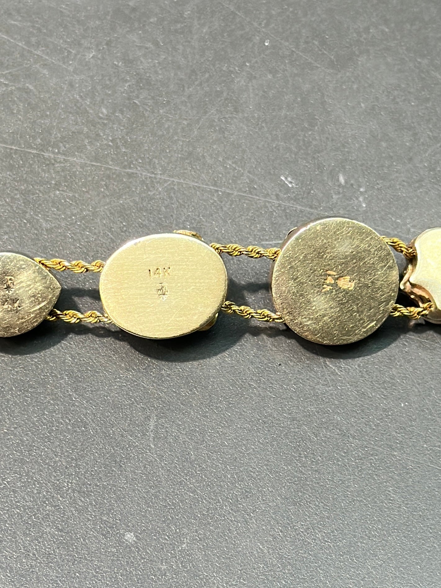 Bracelet coulissant à breloque fleur émaillée en or 14 carats Art Nouveau
