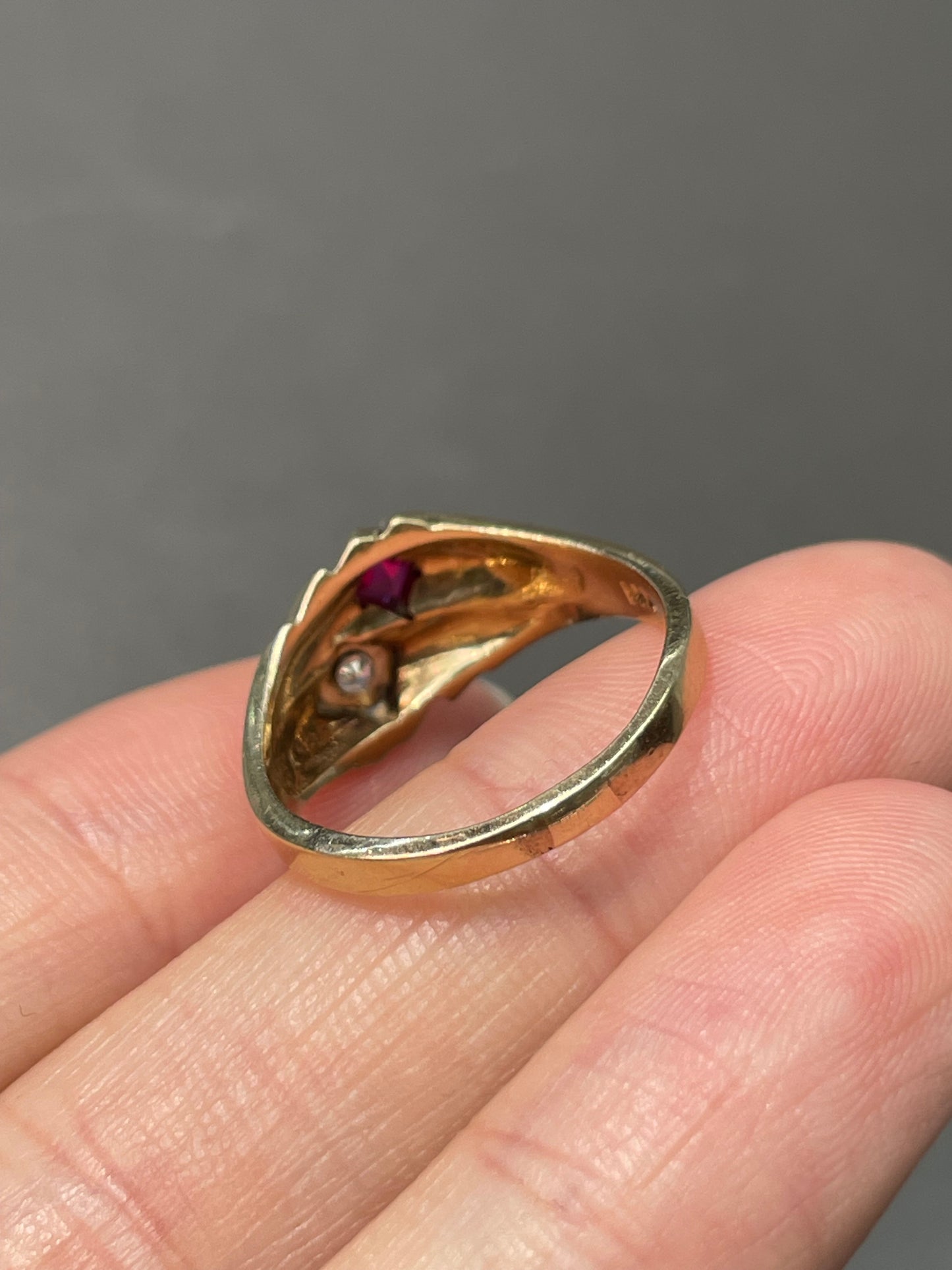 Vintage Retro 14K Yellow Gold 0.06 CTW Diamond Ruby Ring