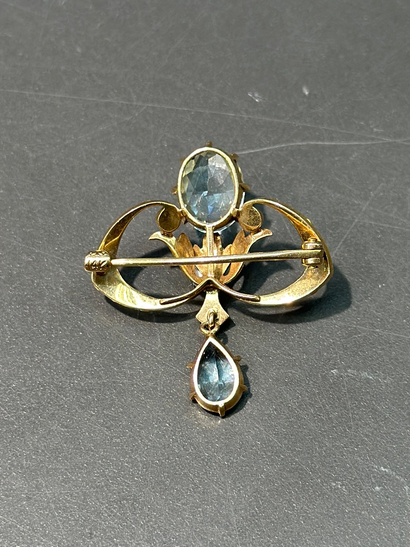 Art Nouveau Krementz & Co. Broche en émail avec perles de graines d'aigue-marine en or 14 carats