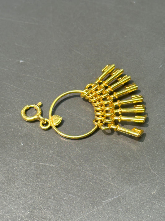 Breloque fraise sculptée en corail en or 18 carats