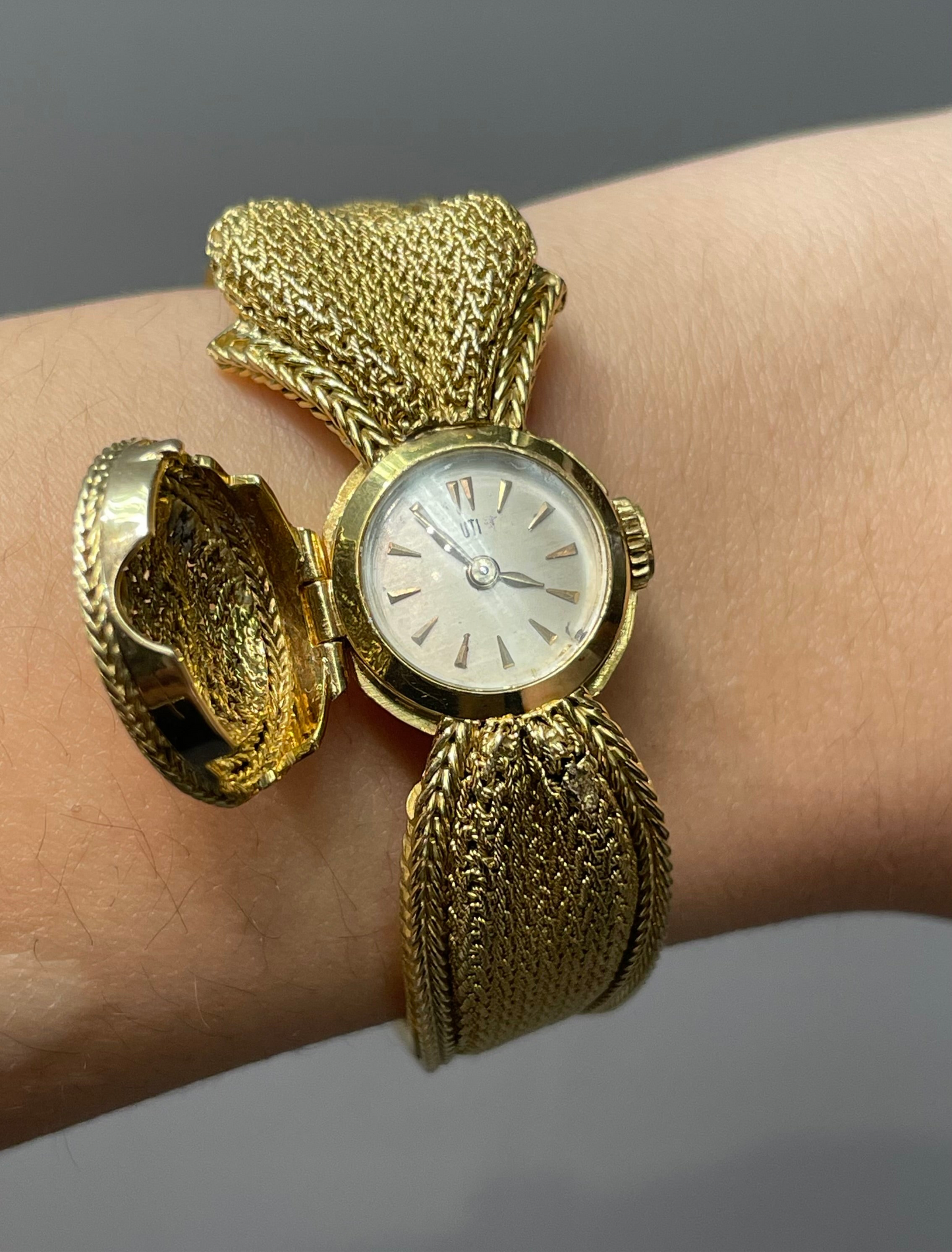 French 14K Gold UTI Hidden Bow Watch 7.0 inch
