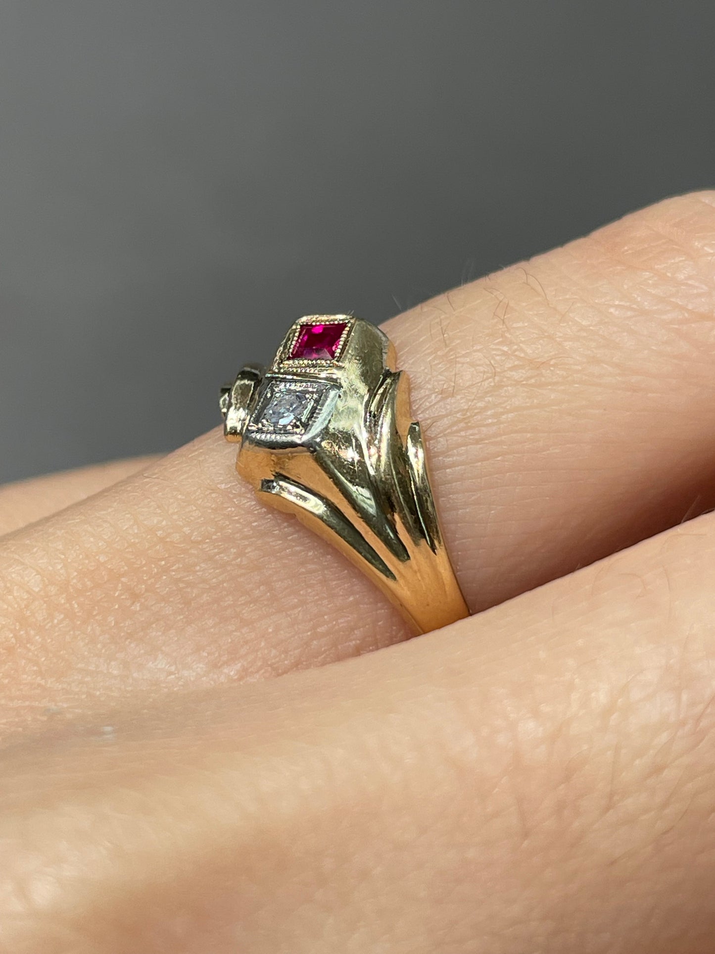 Vintage Retro 14K Yellow Gold 0.06 CTW Diamond Ruby Ring