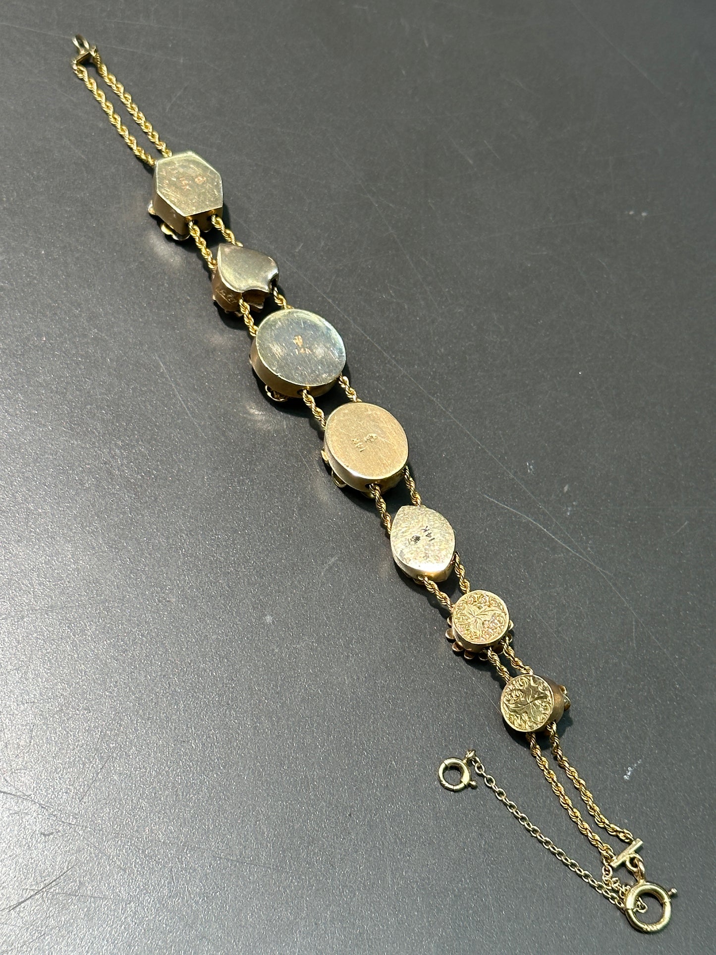 Bracelet coulissant à breloque fleur émaillée en or 14 carats Art Nouveau