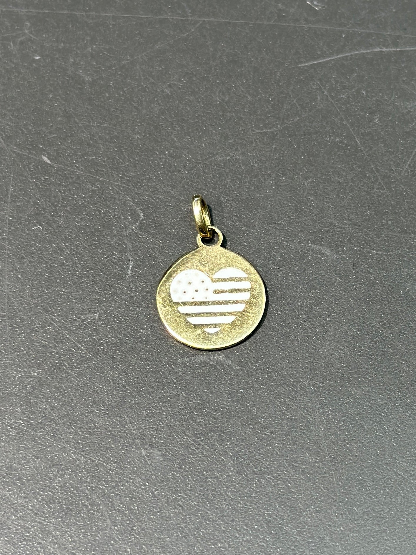 14K 金心形旗帜珐琅吊饰