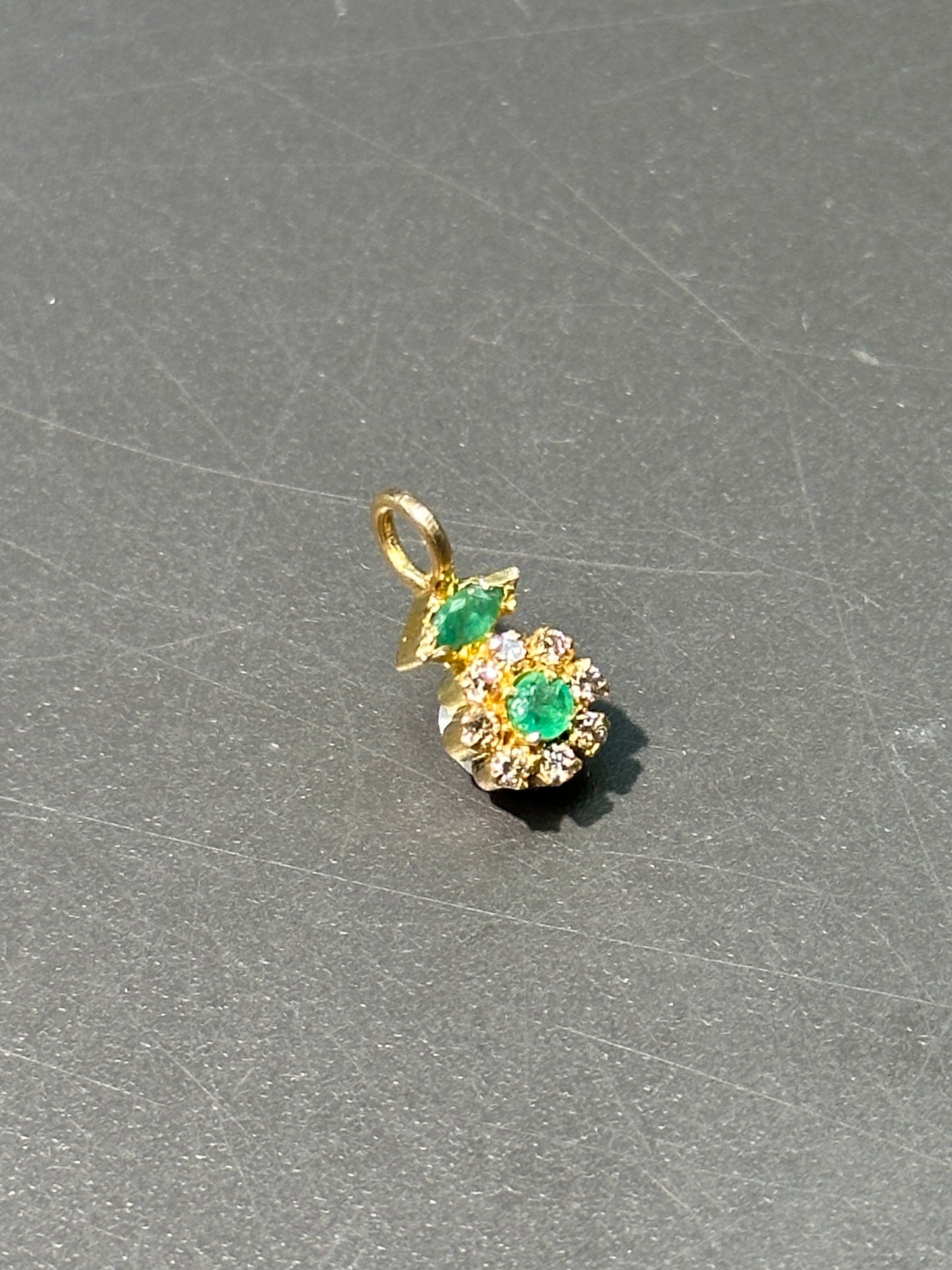 18K 黄金绿宝石钻石光环吊坠