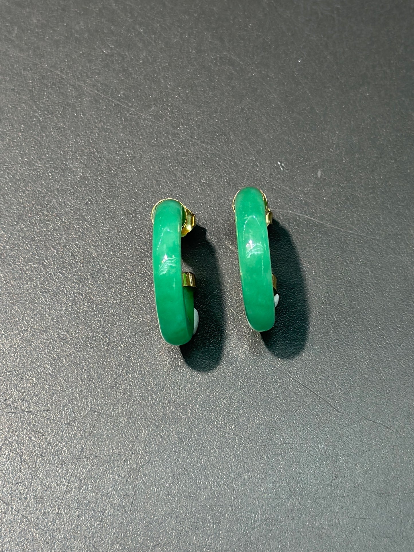 Boucles d'oreilles créoles en jade vert naturel en or jaune 14 carats