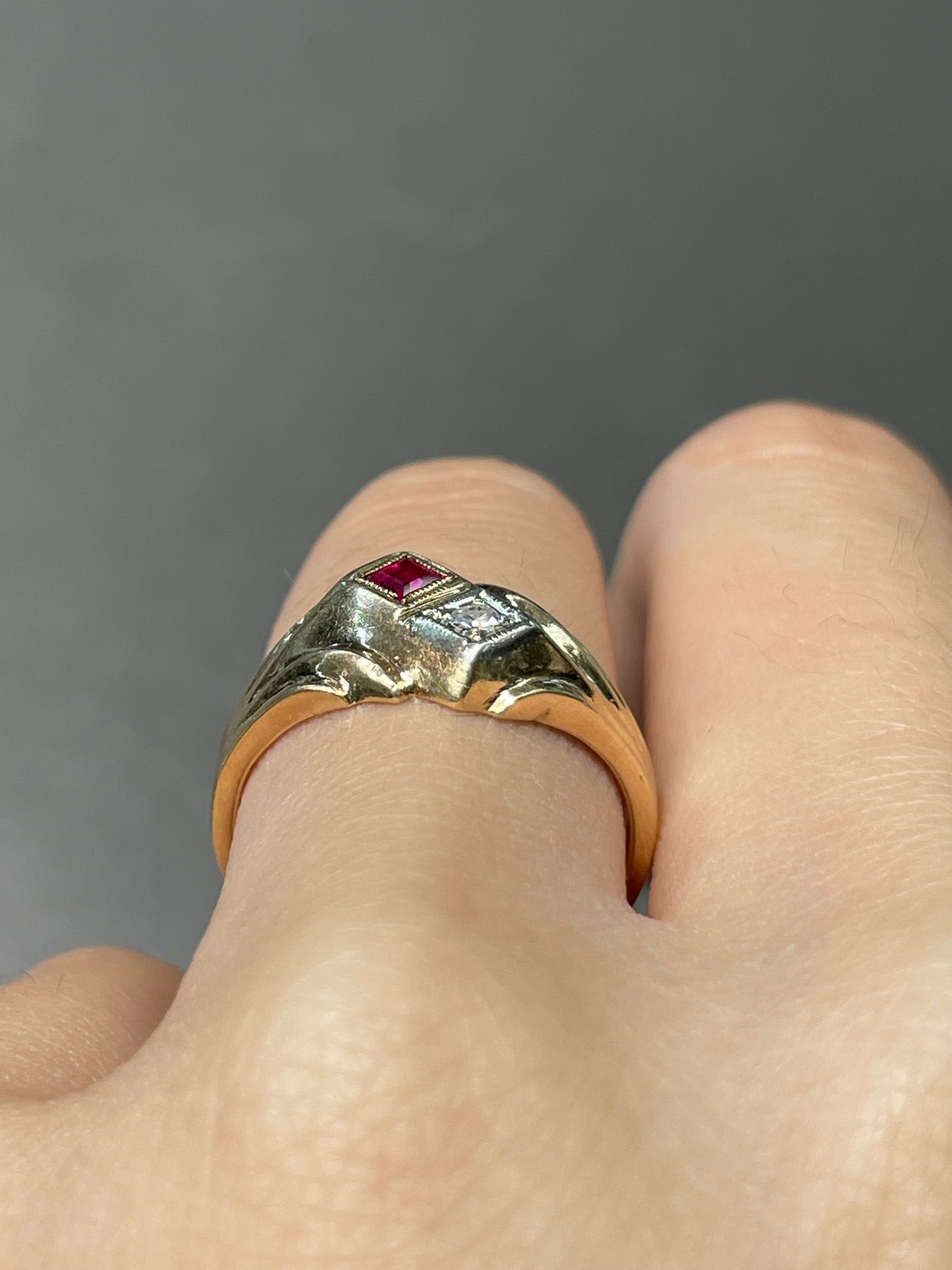 Vintage Retro 14K Yellow Gold 0.06 CTW Diamond Ruby Ring