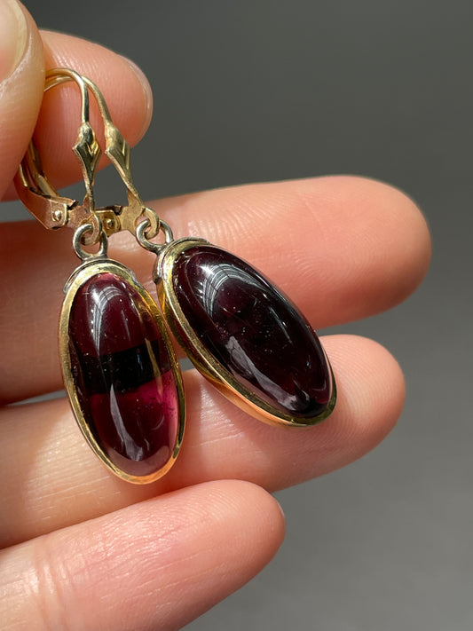Antique 14K Gold Elongated Cabochon Garnet Earring