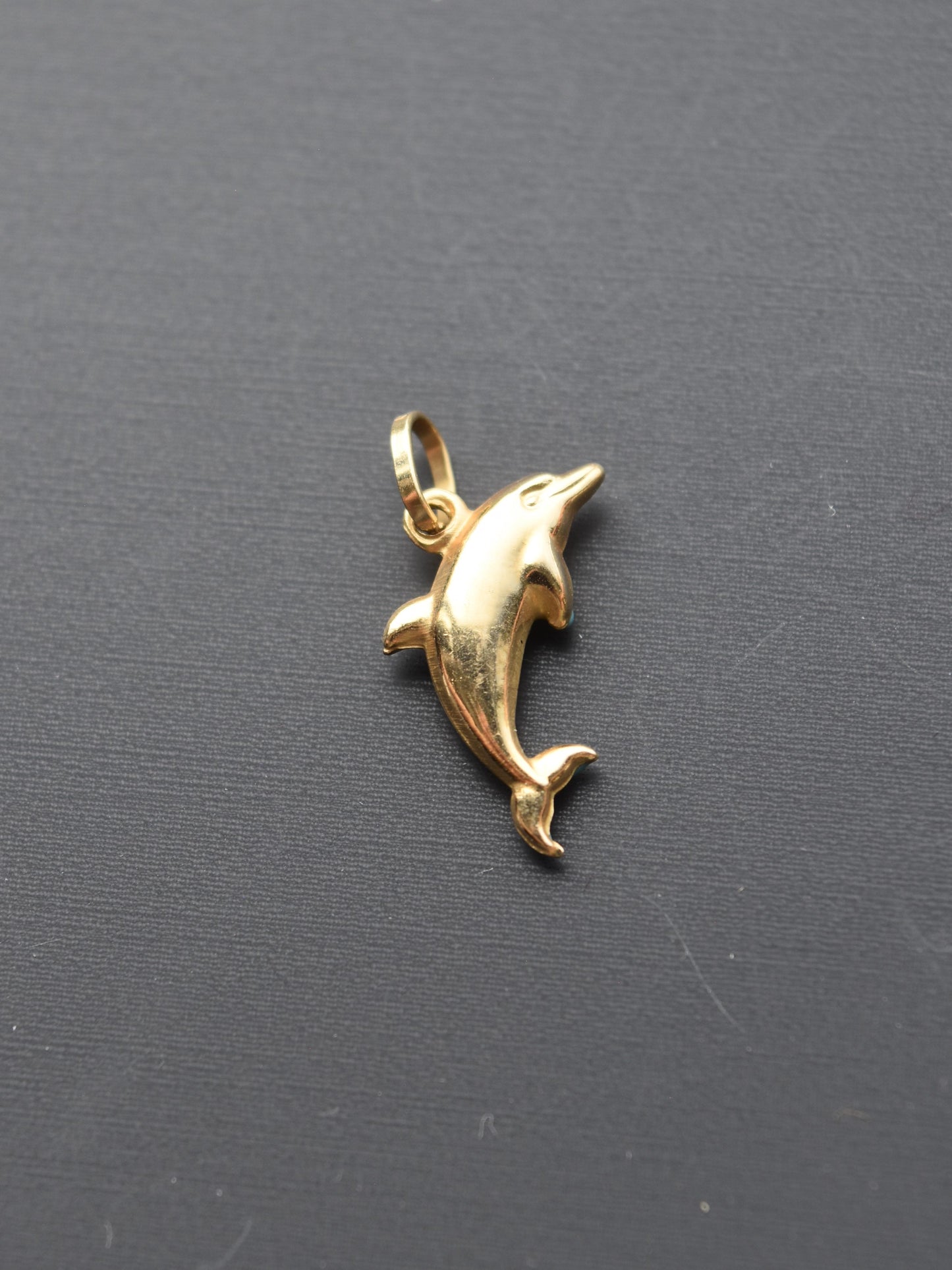 14K 金迷你空心蓝色珐琅海豚吊坠