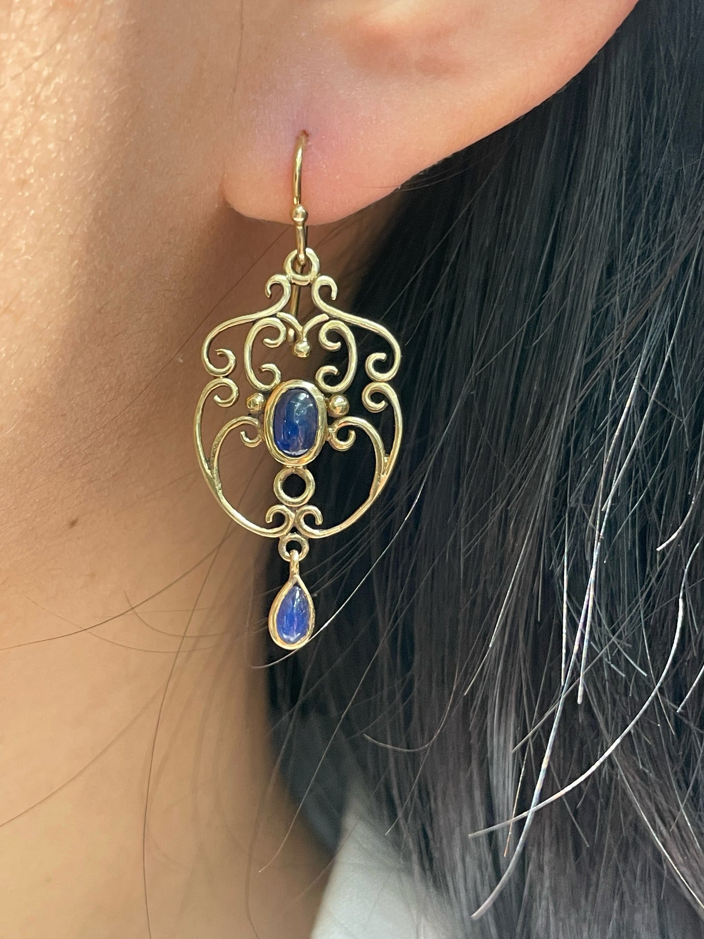 14K Yellow Gold Sapphire Motif Earring