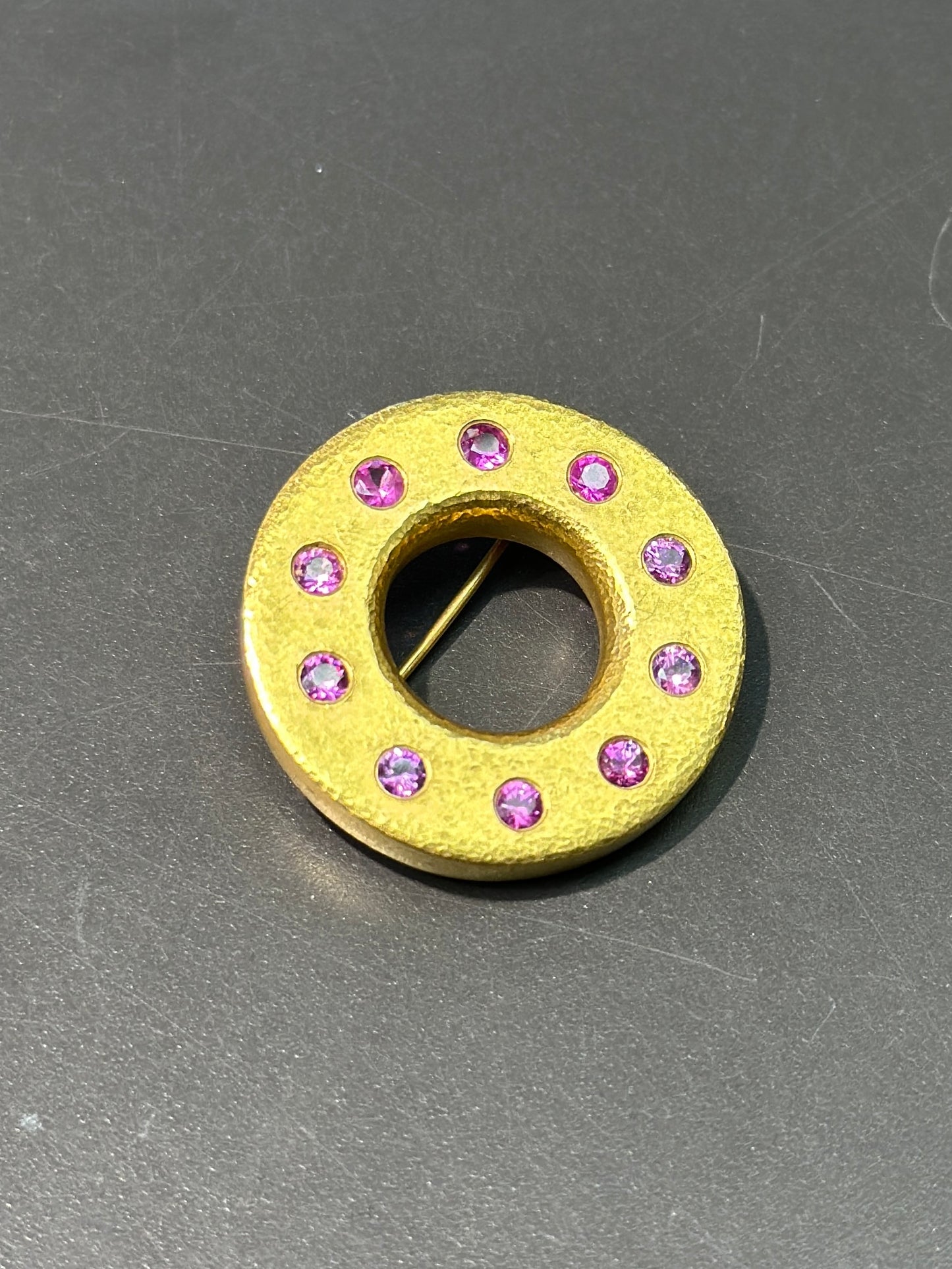 Linda Lee Johnson 22K 金红宝石圆形胸针