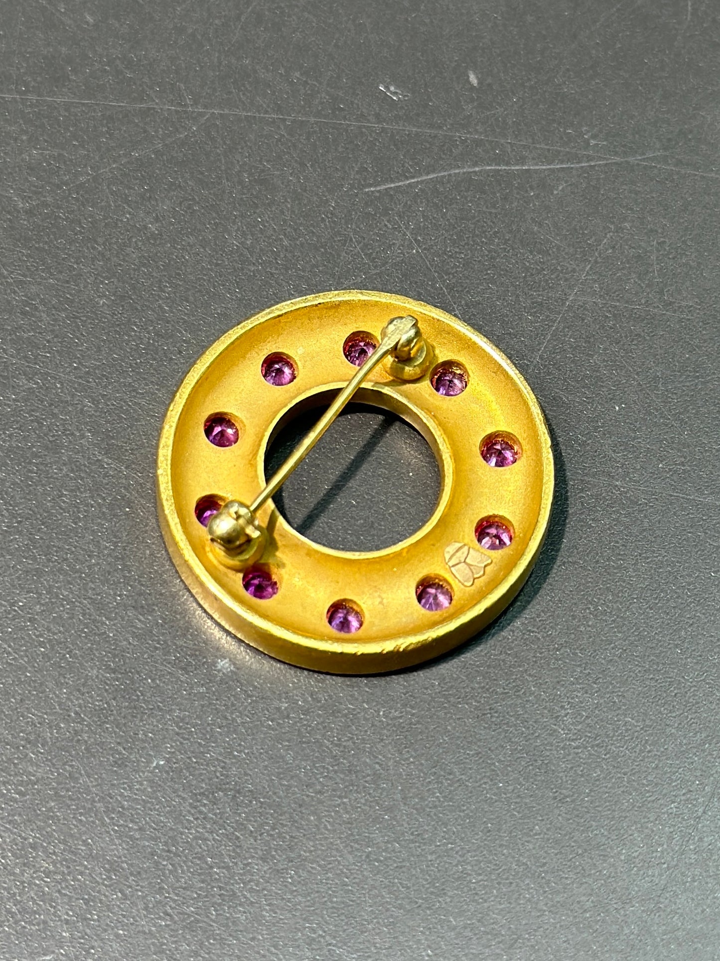 Linda Lee Johnson 22K 金红宝石圆形胸针