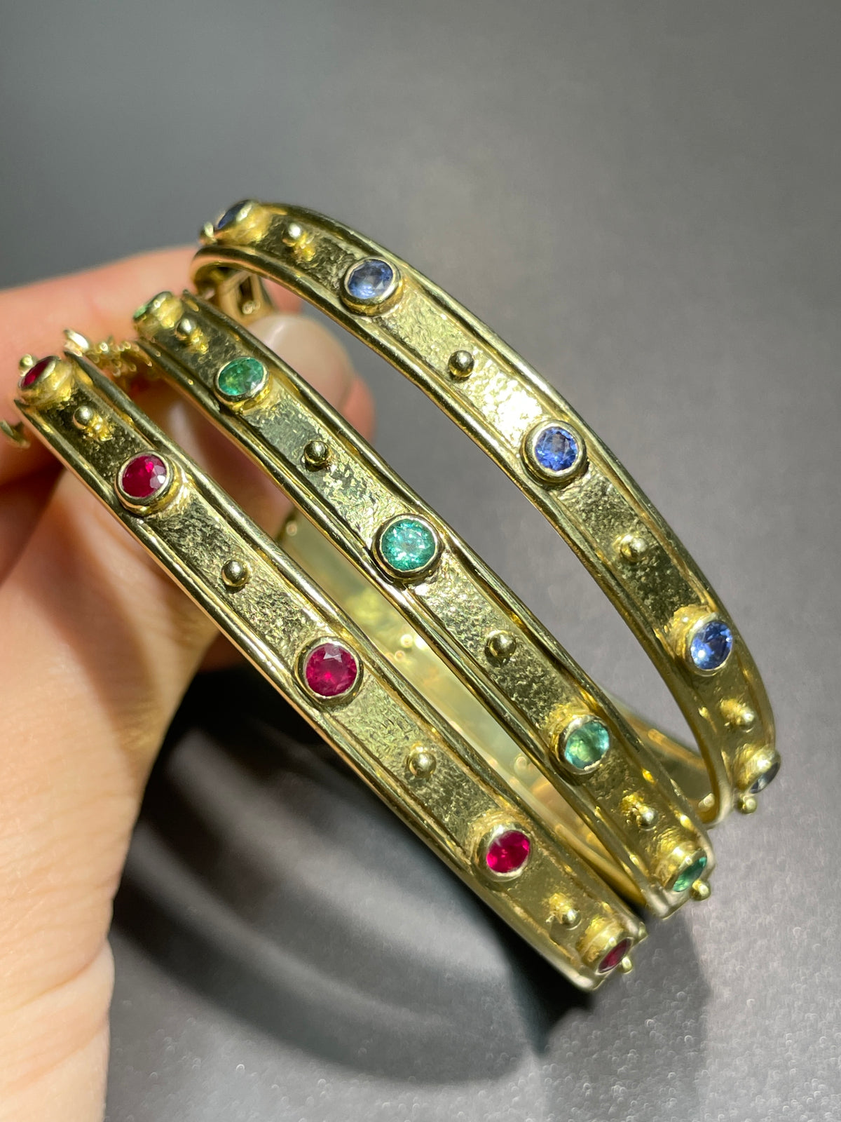18K Gold Emerald Hammered Bangle Bracelet