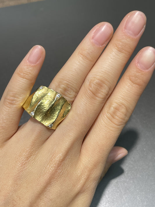 Vendorafa 18K Gold Hammered Dune Diamond Band Ring