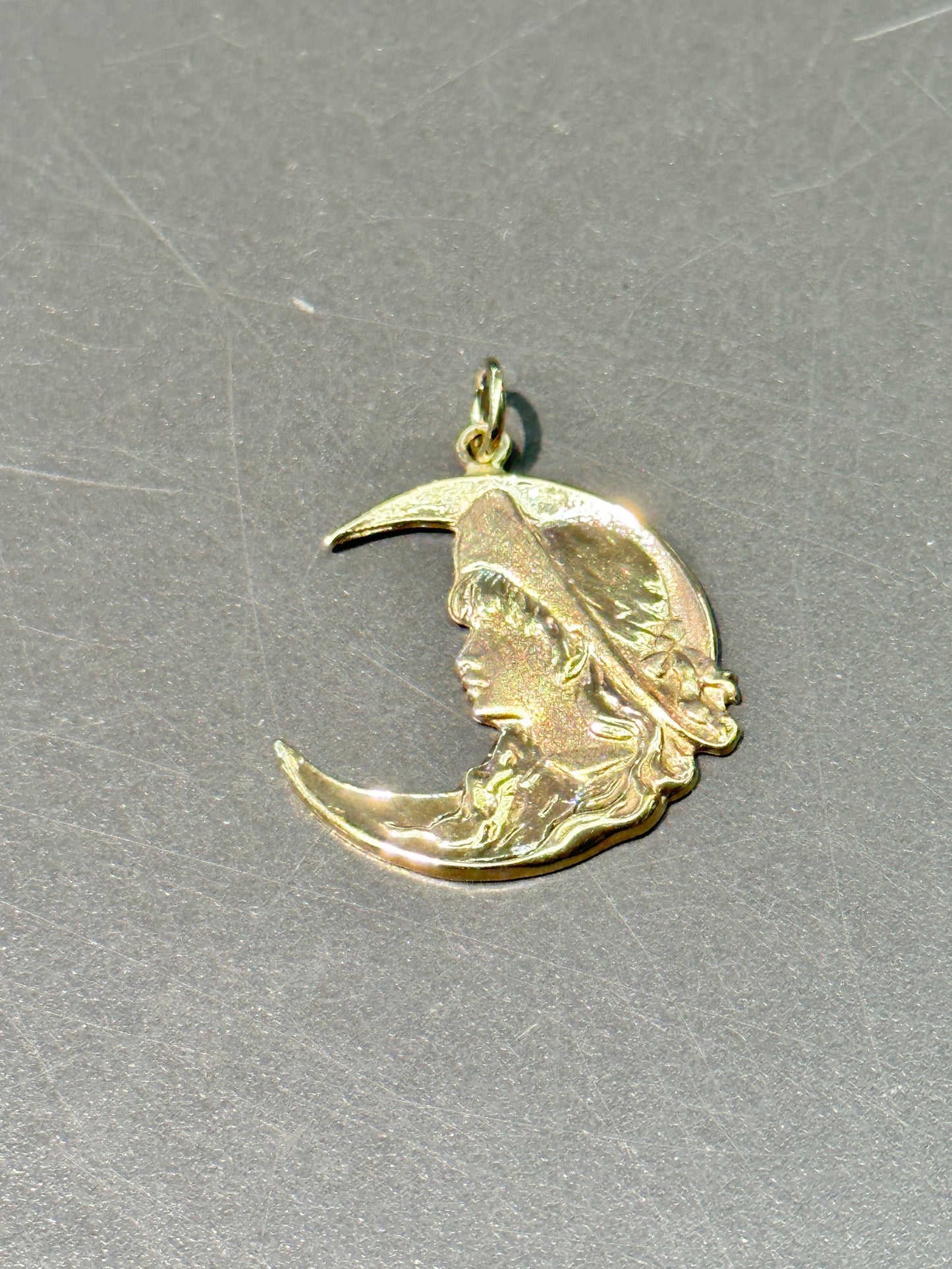 Pendentif femme et croissant Art Nouveau en or 14 carats
