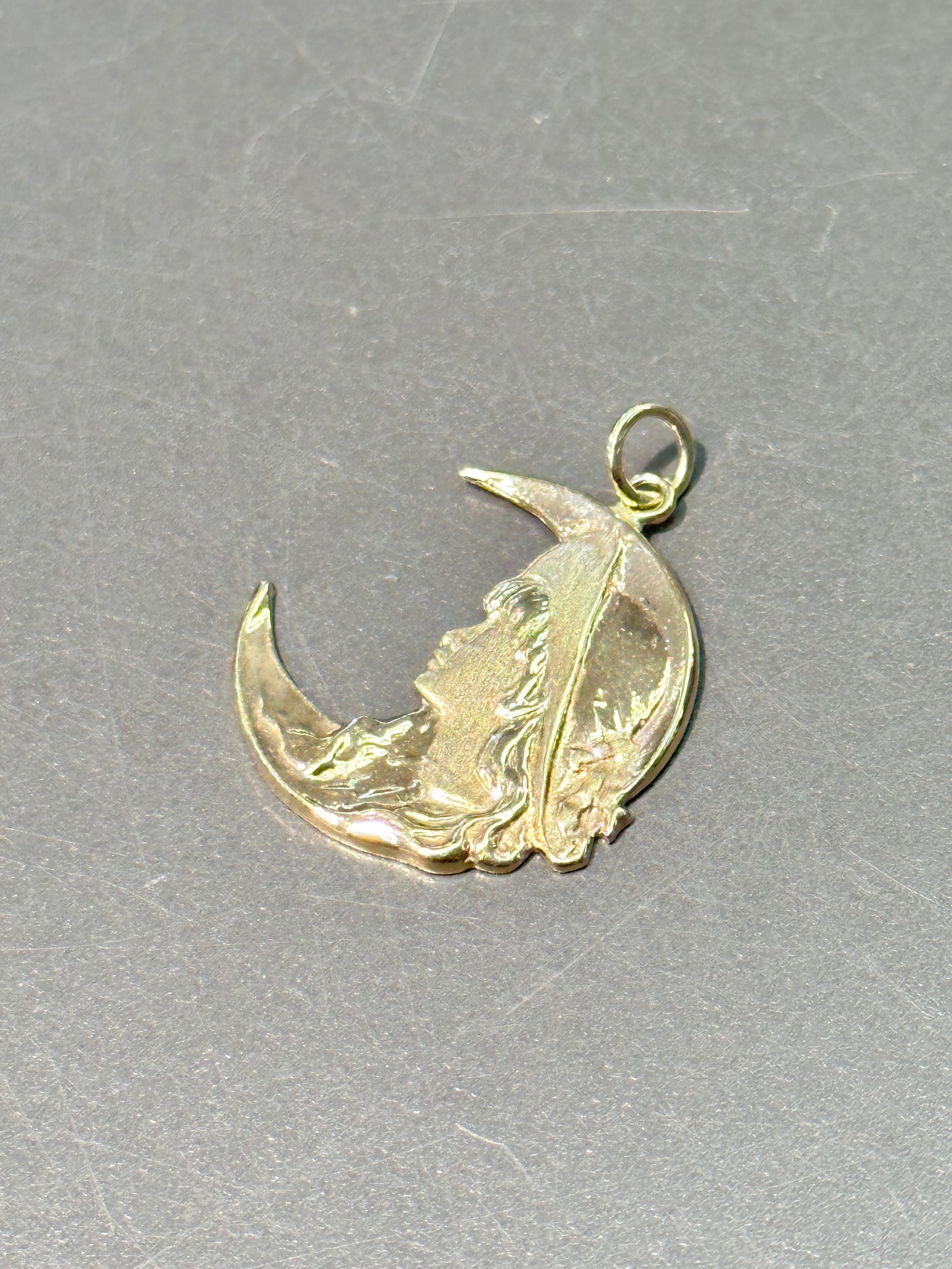 Pendentif femme et croissant Art Nouveau en or 14 carats