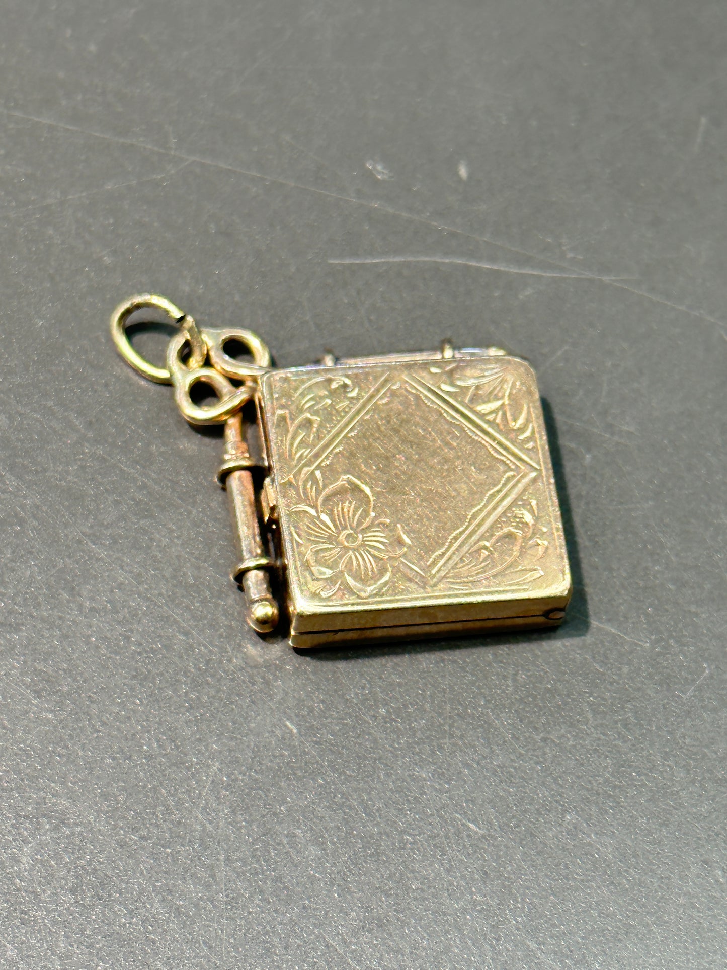 维多利亚风格 14K 金方形小盒吊坠