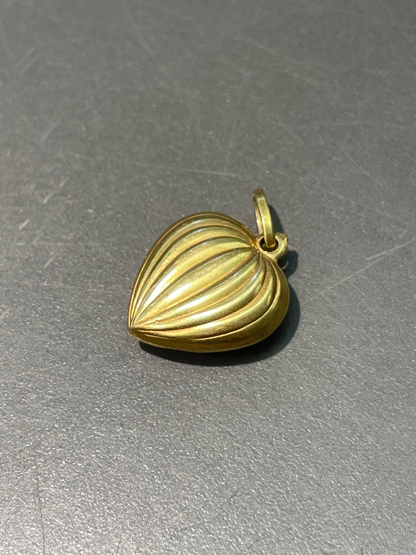 Vintage 18K Yellow Gold Ribbed Heart Charm Pendant