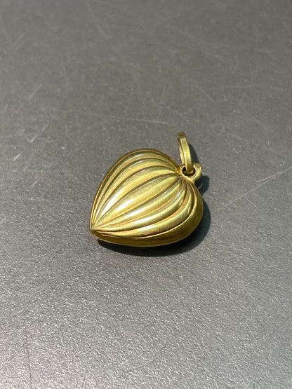 Vintage 18K Yellow Gold Ribbed Heart Charm Pendant
