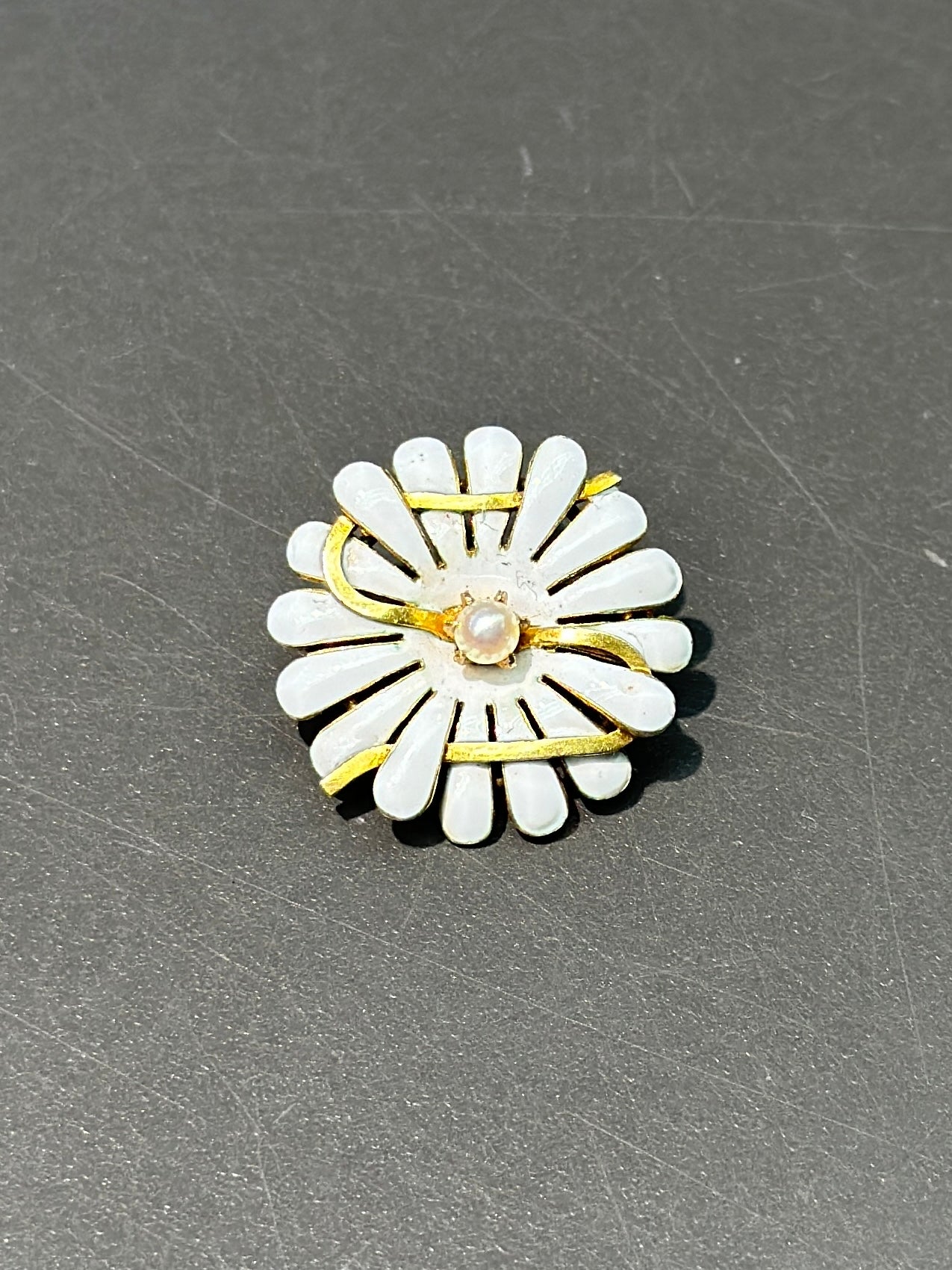 Broche Art Nouveau en émail marguerite blanche en or 14 carats