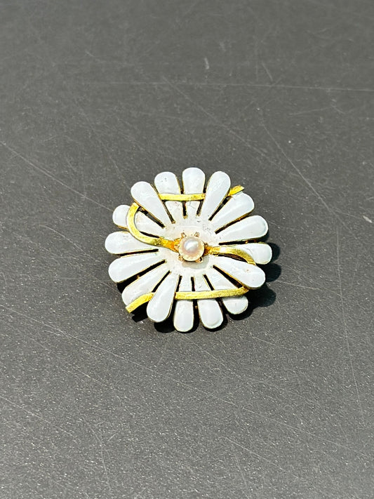 Art Nouveau 14K Gold White Daisy Enamel Brooch