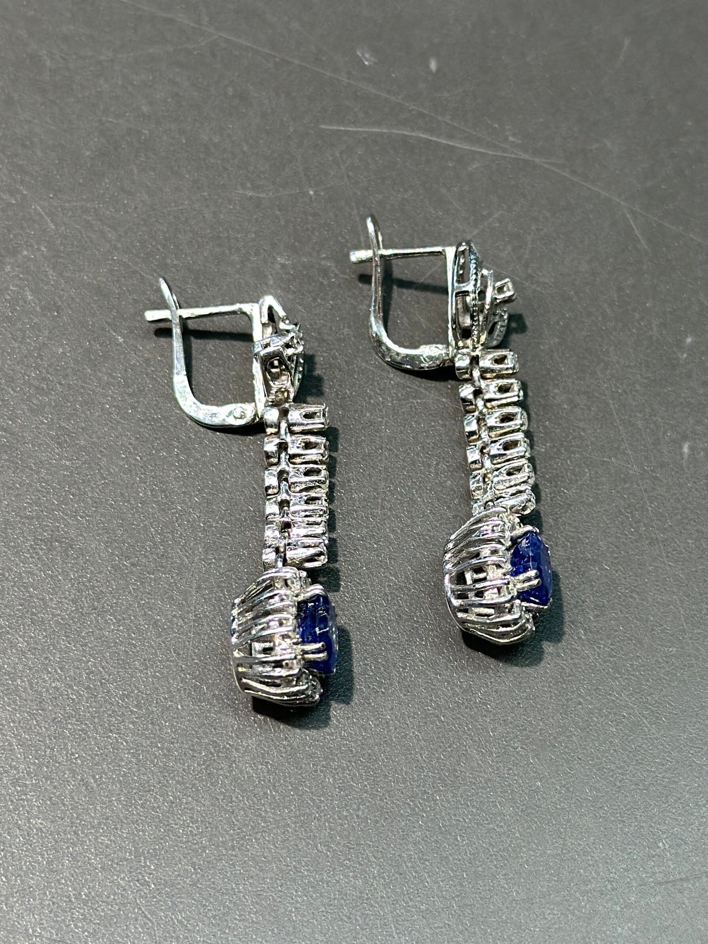 Boucle d'oreille vintage en or 18 carats avec saphir bleu et diamant