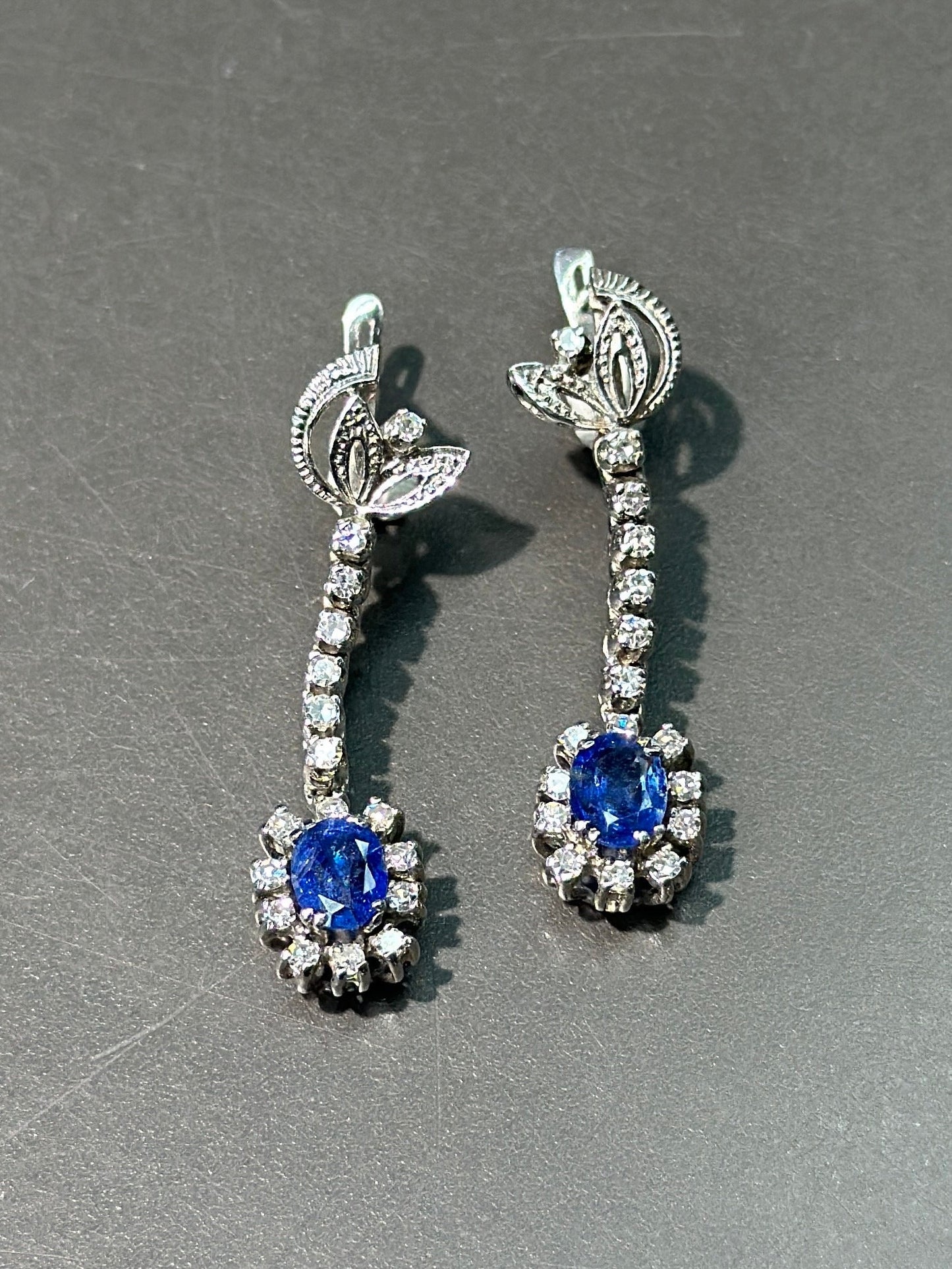 Boucle d'oreille vintage en or 18 carats avec saphir bleu et diamant