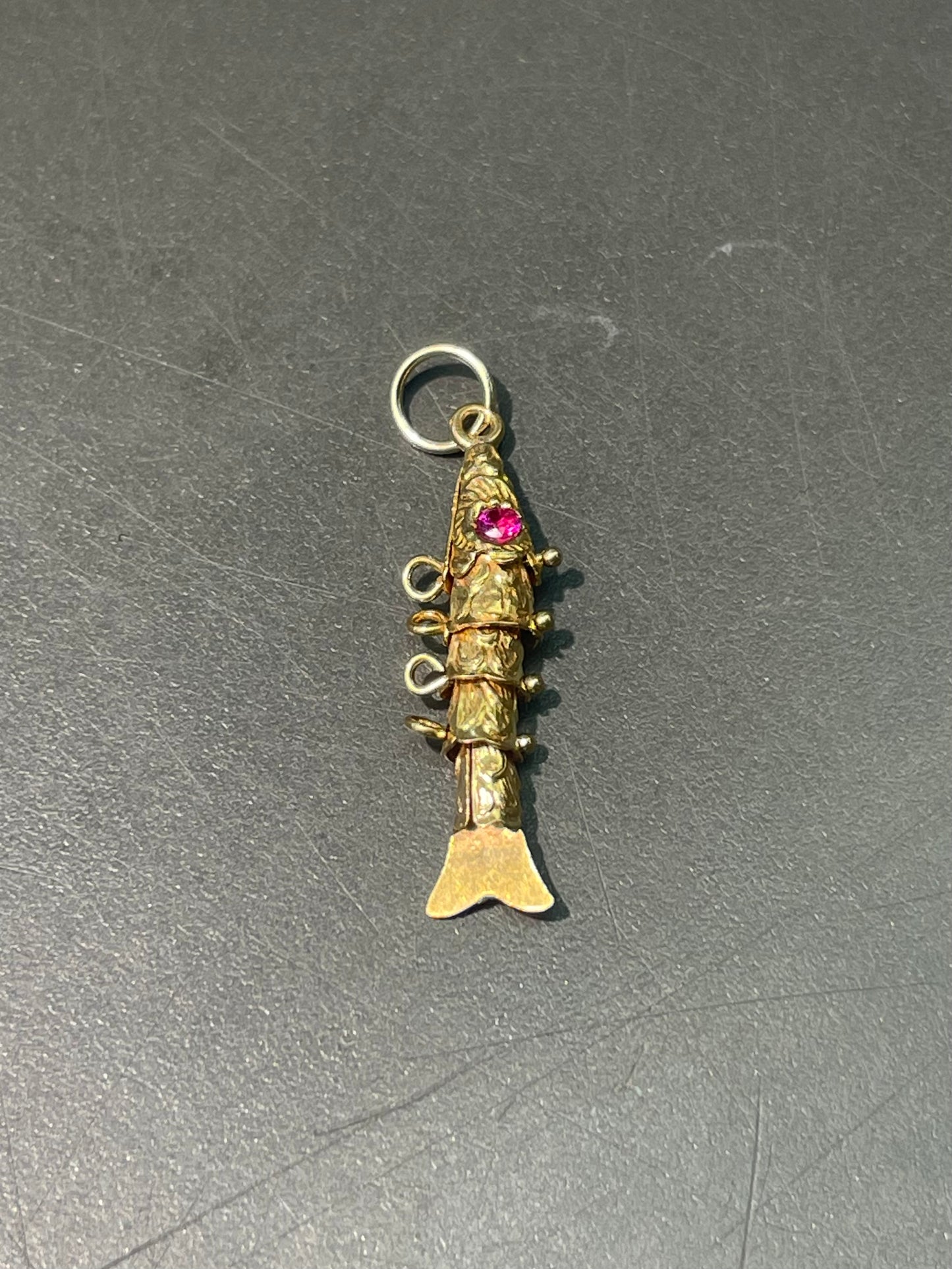 复古 18K 金铰接式鱼形吊坠