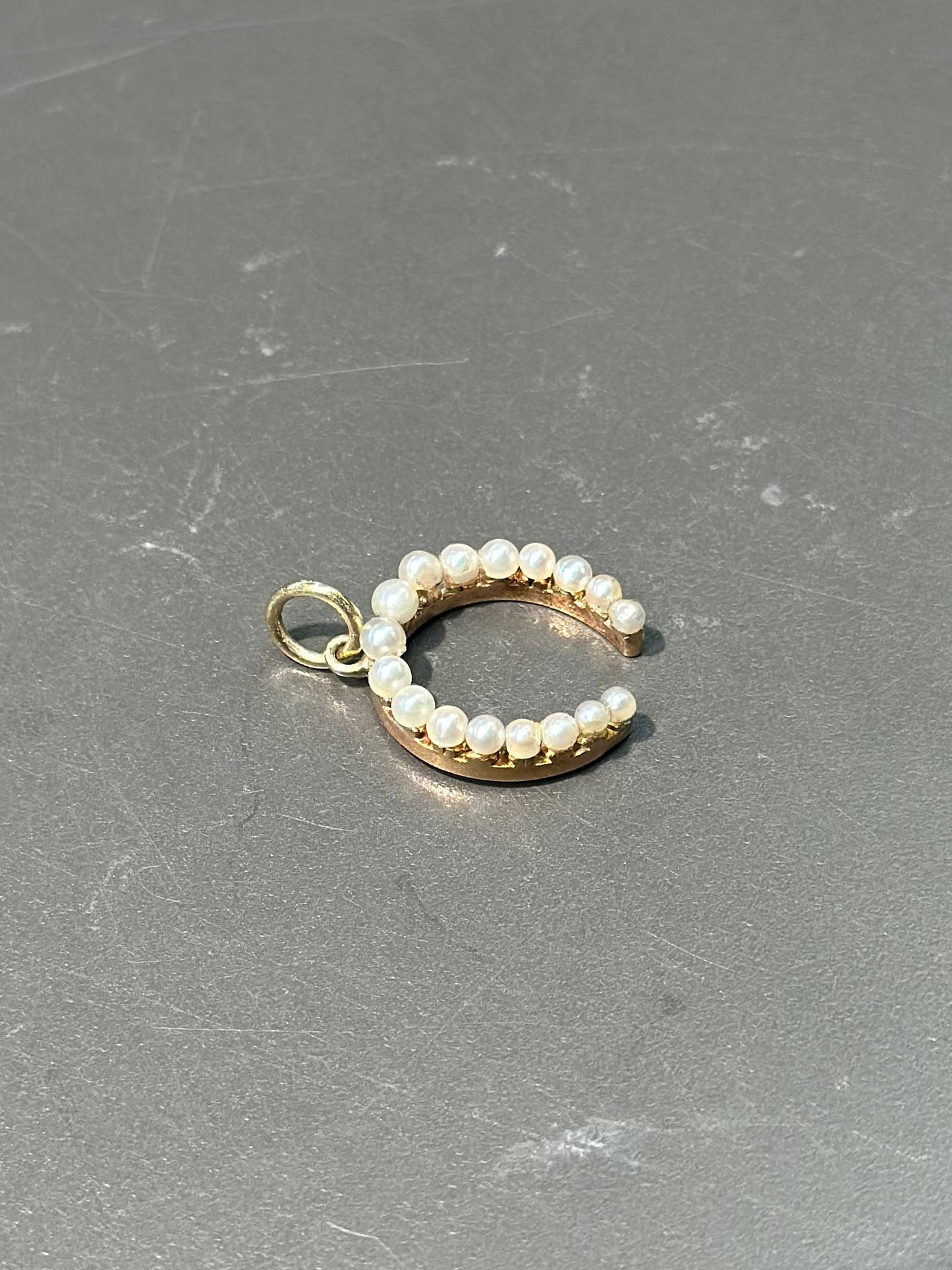 新艺术风格 14K 金珍珠马蹄吊坠