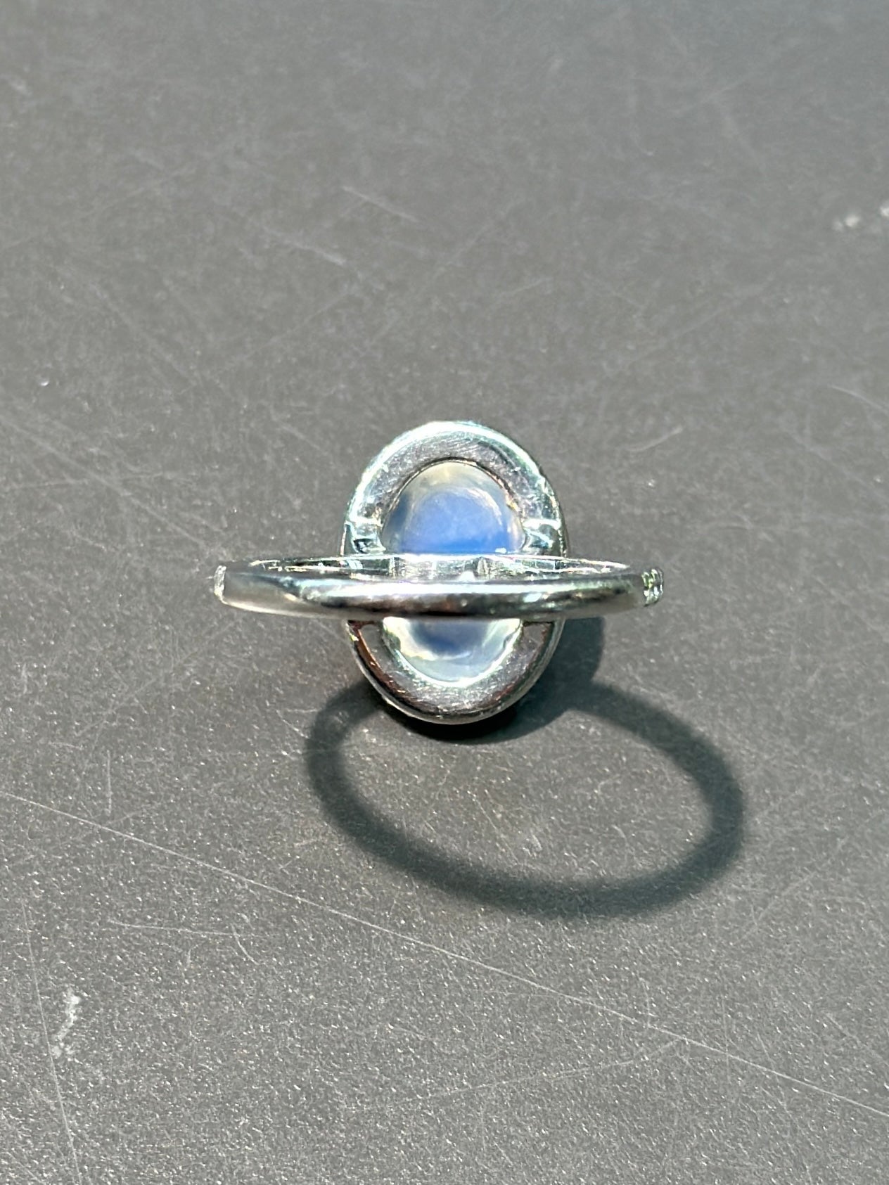 Bague halo de diamants et pierre de lune en platine