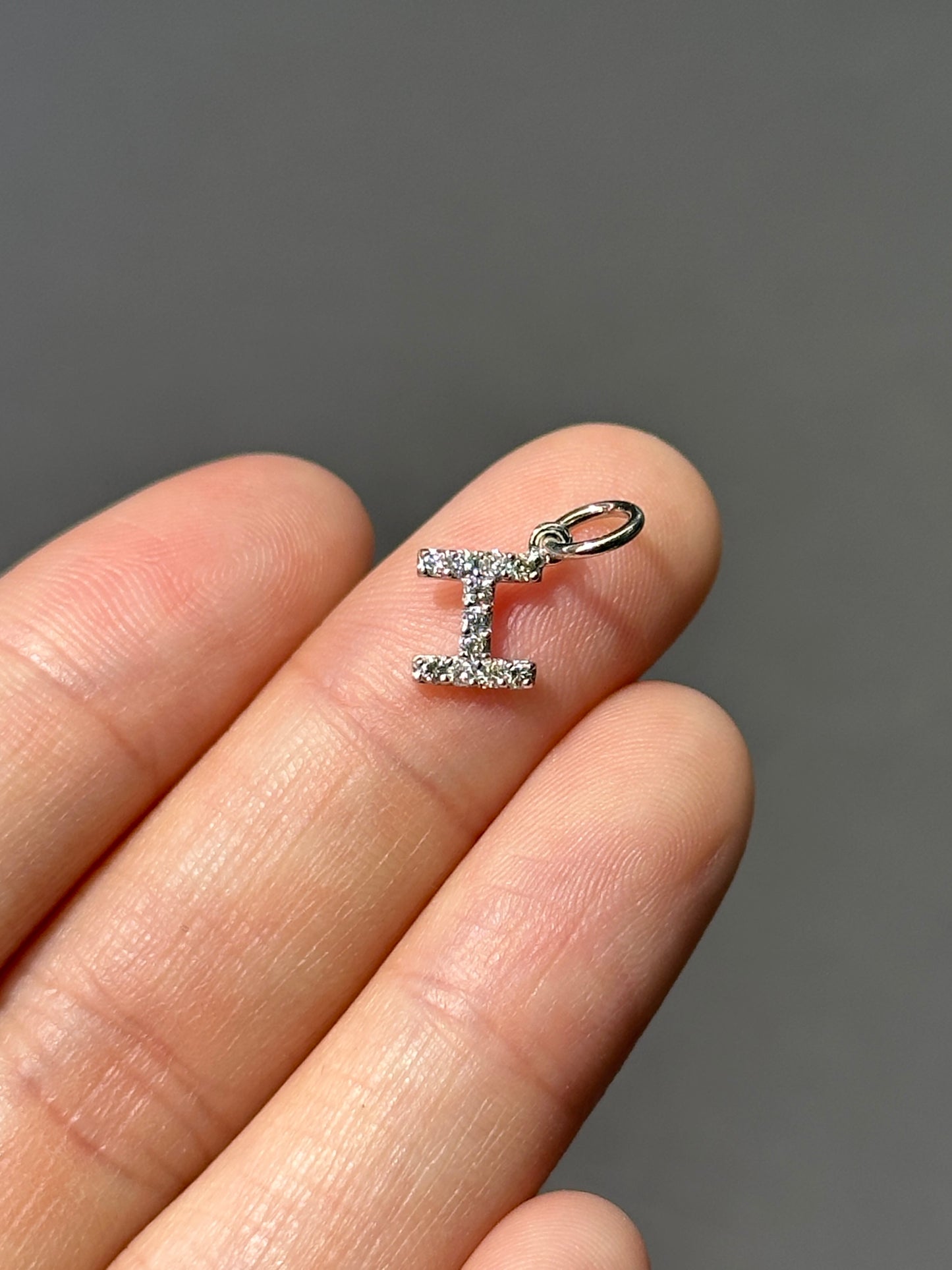 14K 白金 I 字母钻石吊坠