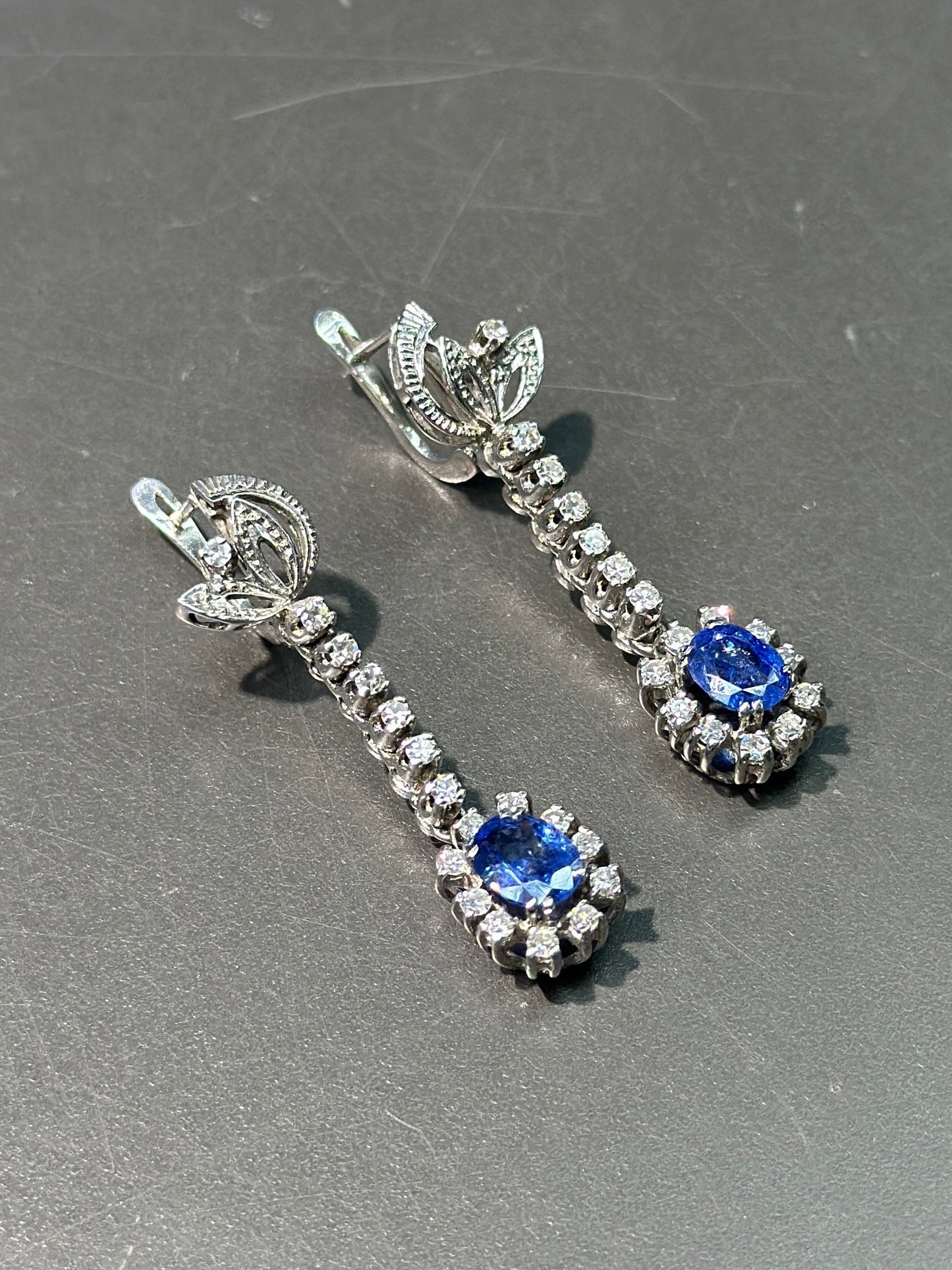 Boucle d'oreille vintage en or 18 carats avec saphir bleu et diamant