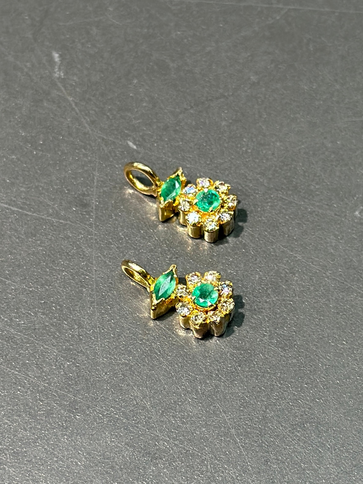 18K 金绿宝石和钻石光环吊坠