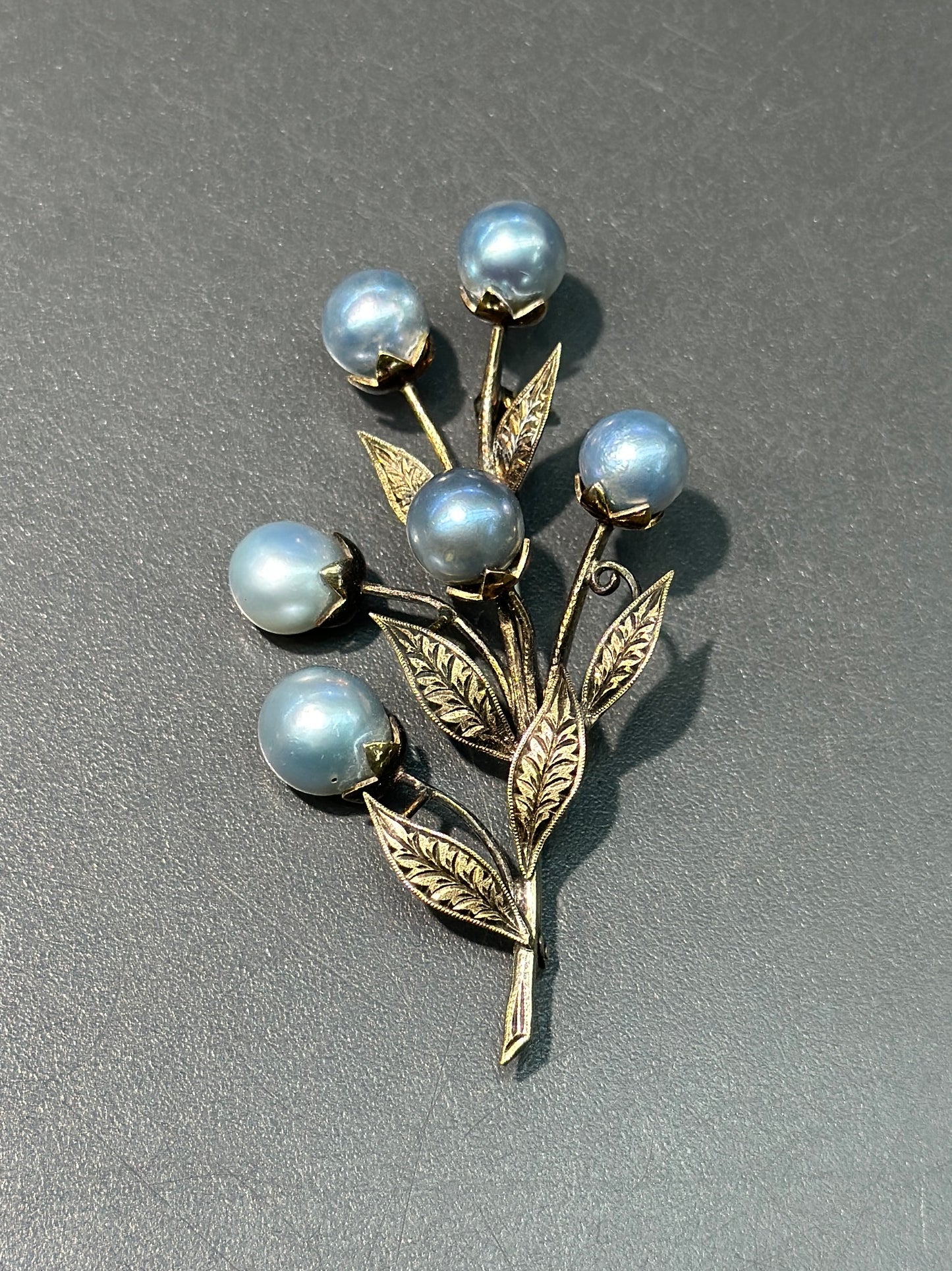 ￼复古 14K 金珍珠花胸针