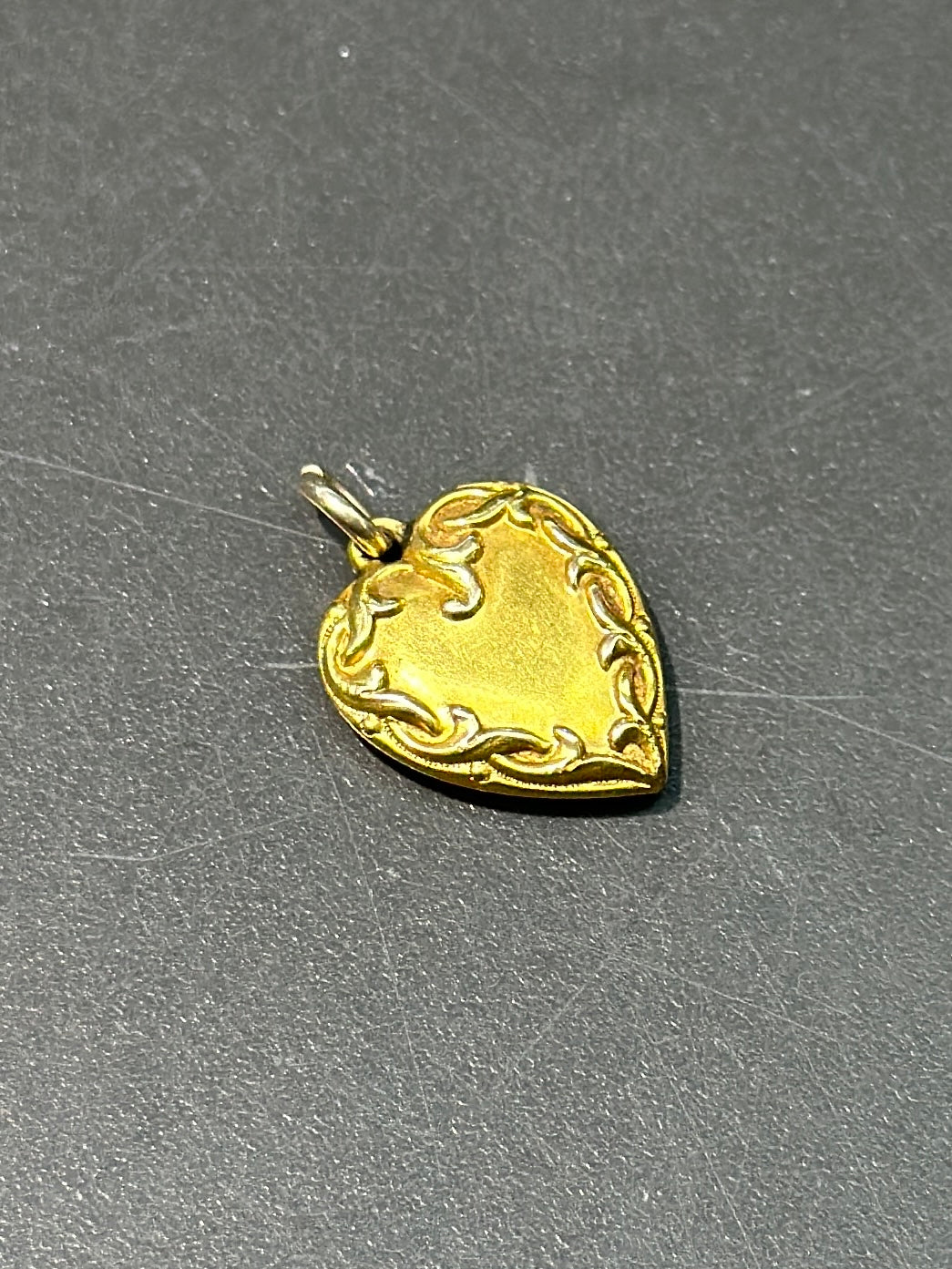 Charme coeur Art Nouveau en or jaune 14 carats