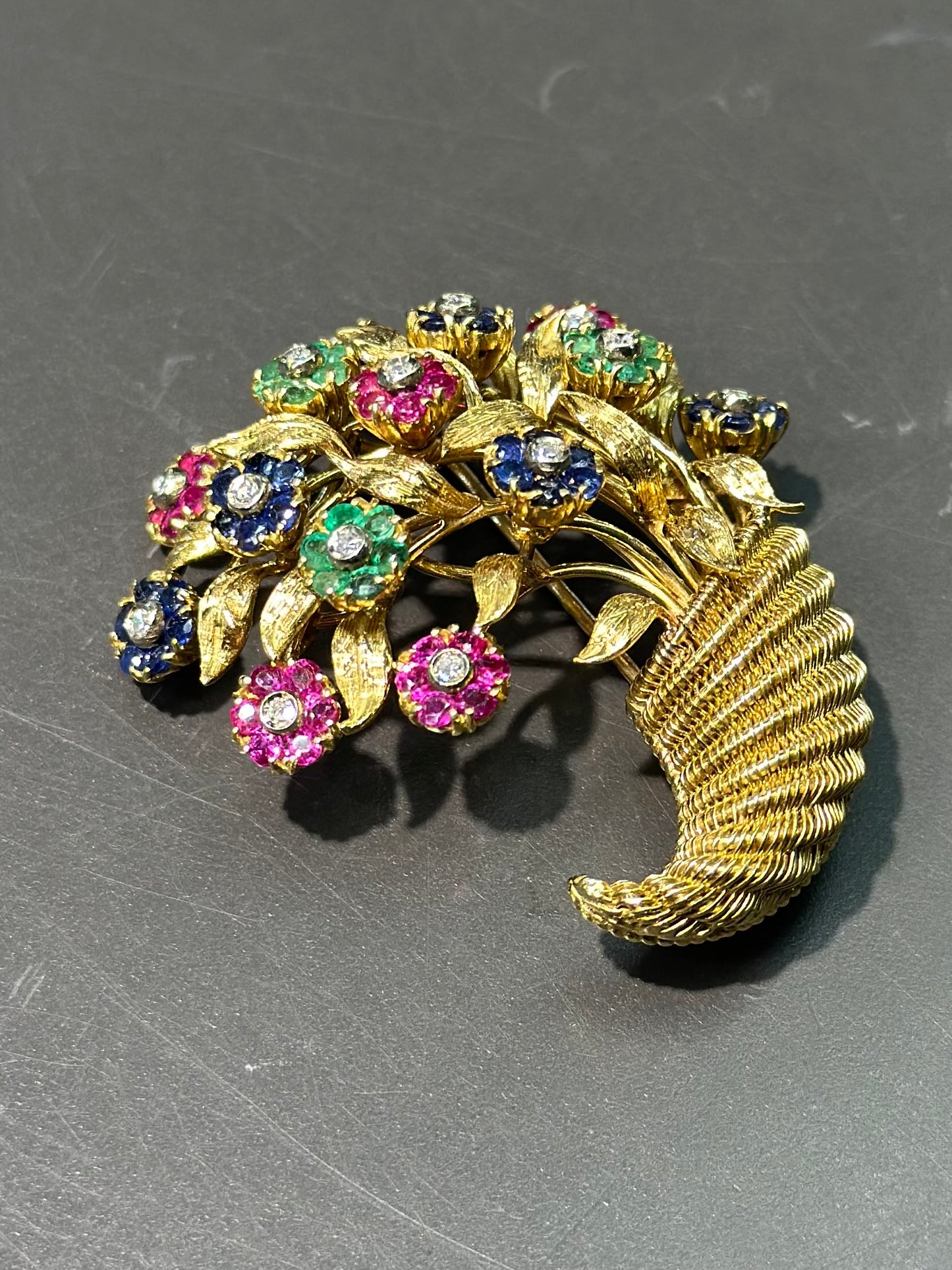 复古 18K 金蒂芙尼金红宝石、绿宝石和蓝宝石 Tremblant 花胸针