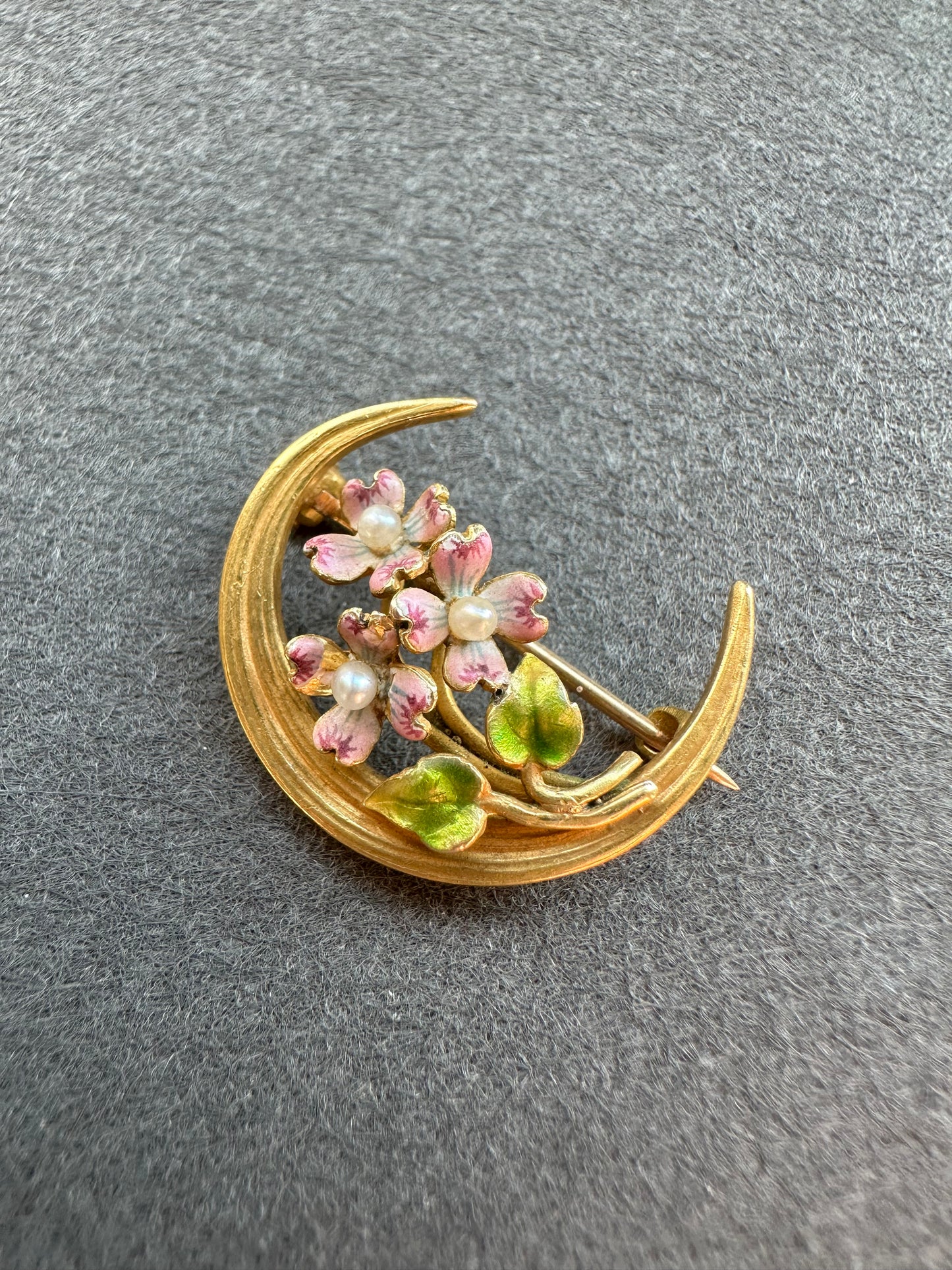 复古 14K 金 Krementz and Co. 粉红珐琅花朵新月花卉胸针