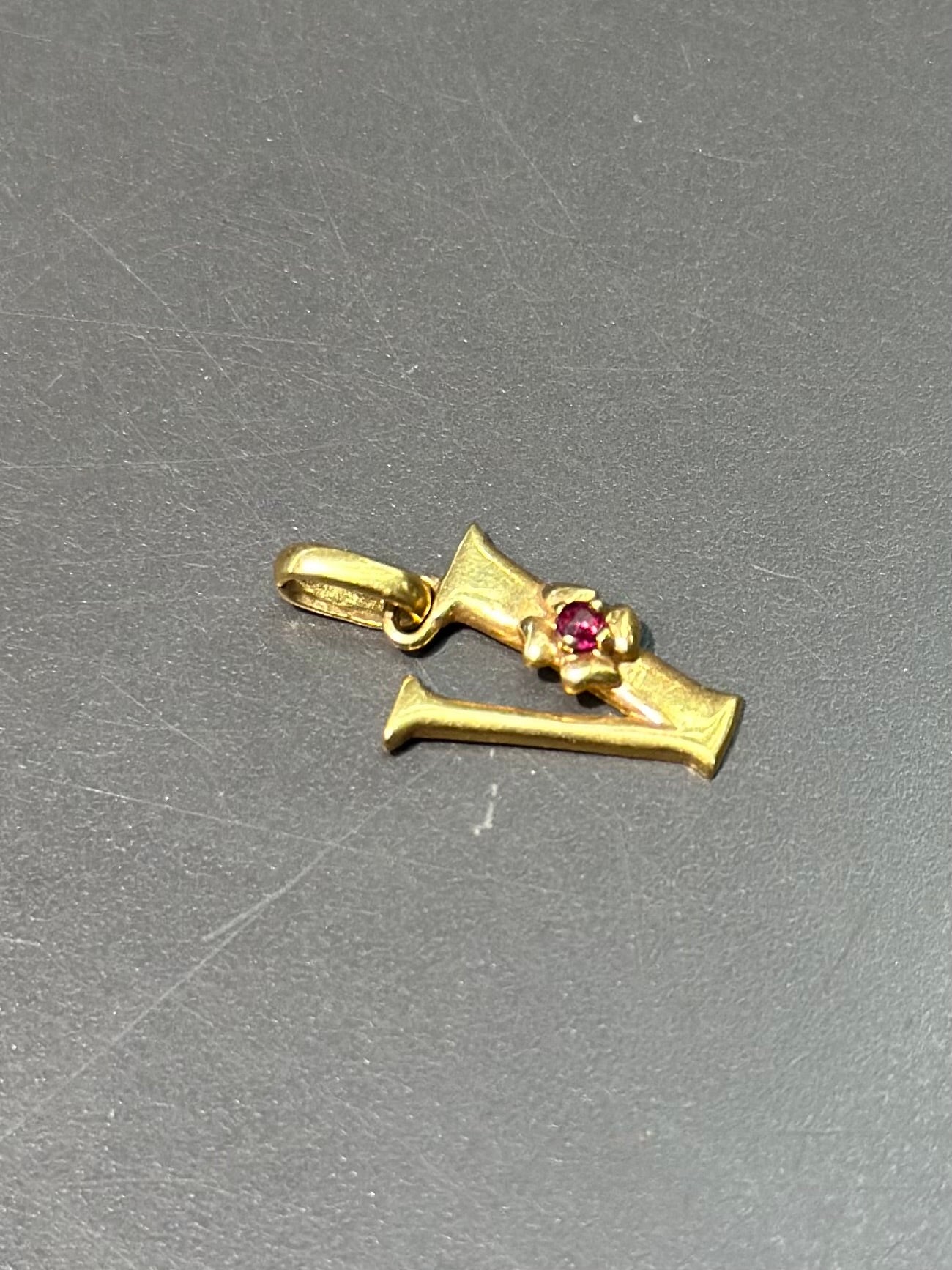 Vintage 18K Gold Garnet Flower V Letter Charm