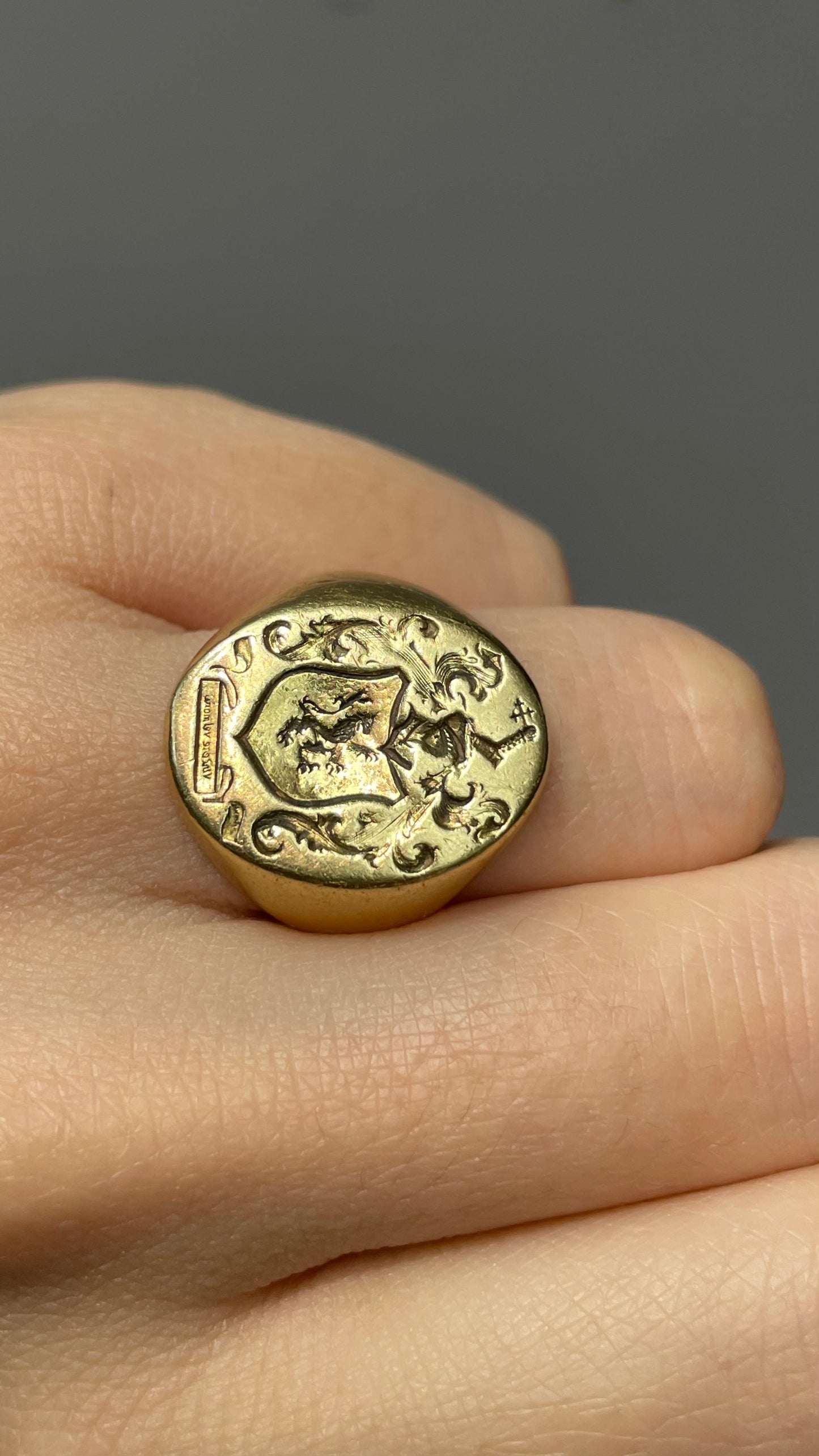 Vintage 18K Yellow Gold Knight Shield Signet Ring – W&W Jewelry