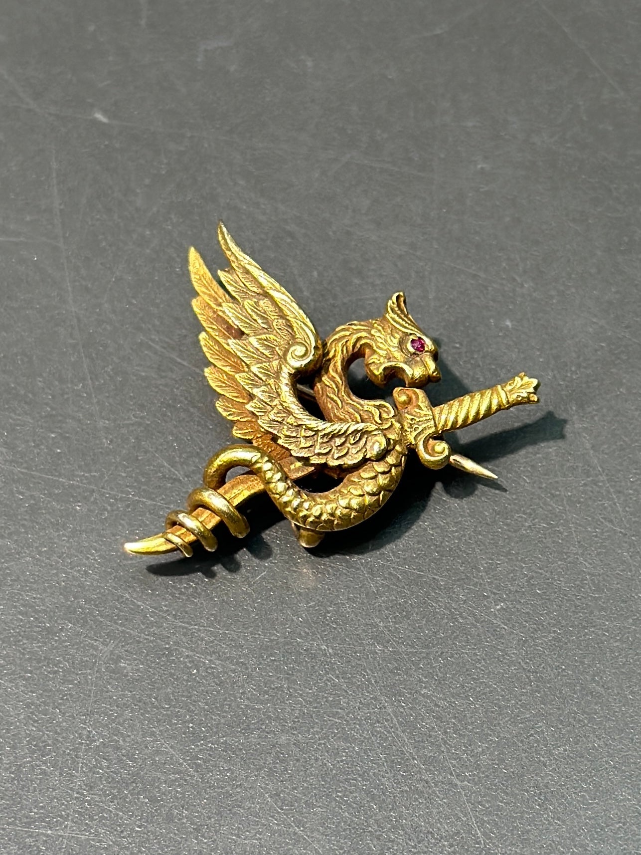 Art Nouveau Rikers Bros. Broche Dragon Griffin en or 14 carats