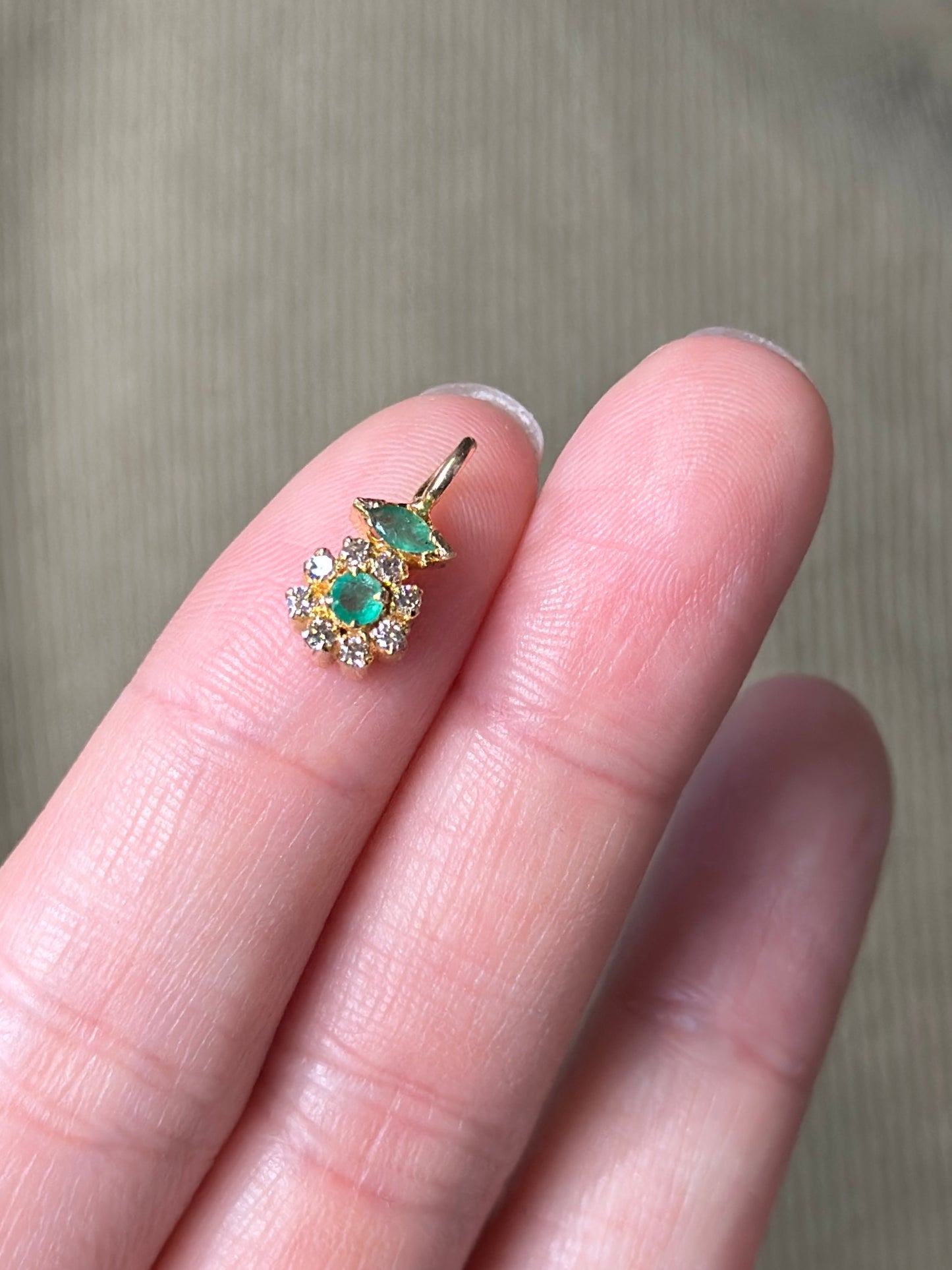 18K 金绿宝石和钻石光环吊坠