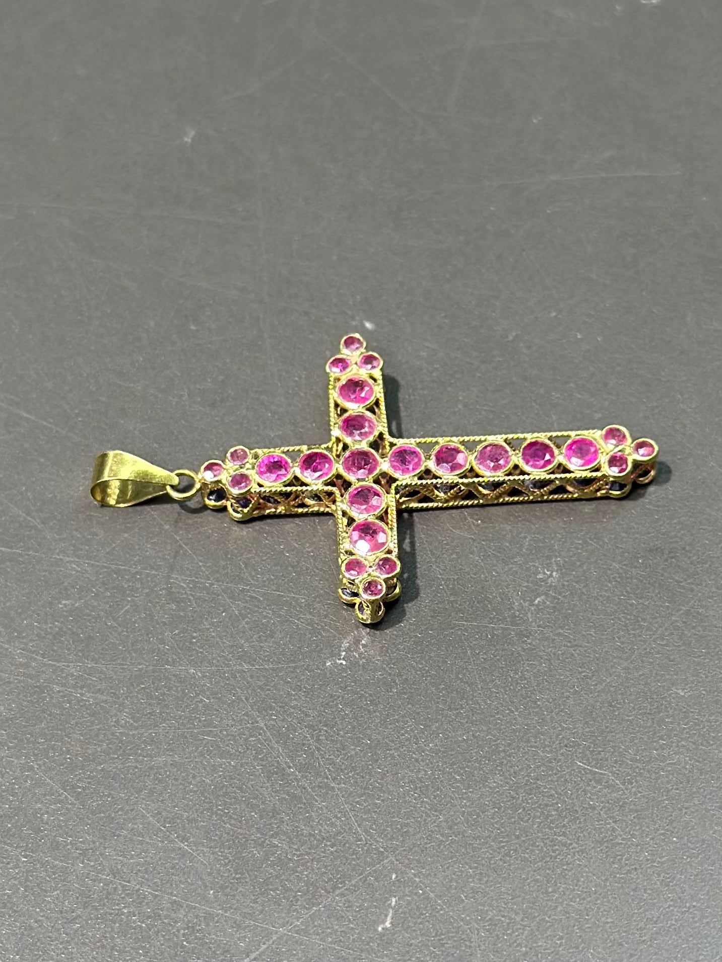 Pendentif croix vintage à deux côtés rubis et saphir en or 14 carats