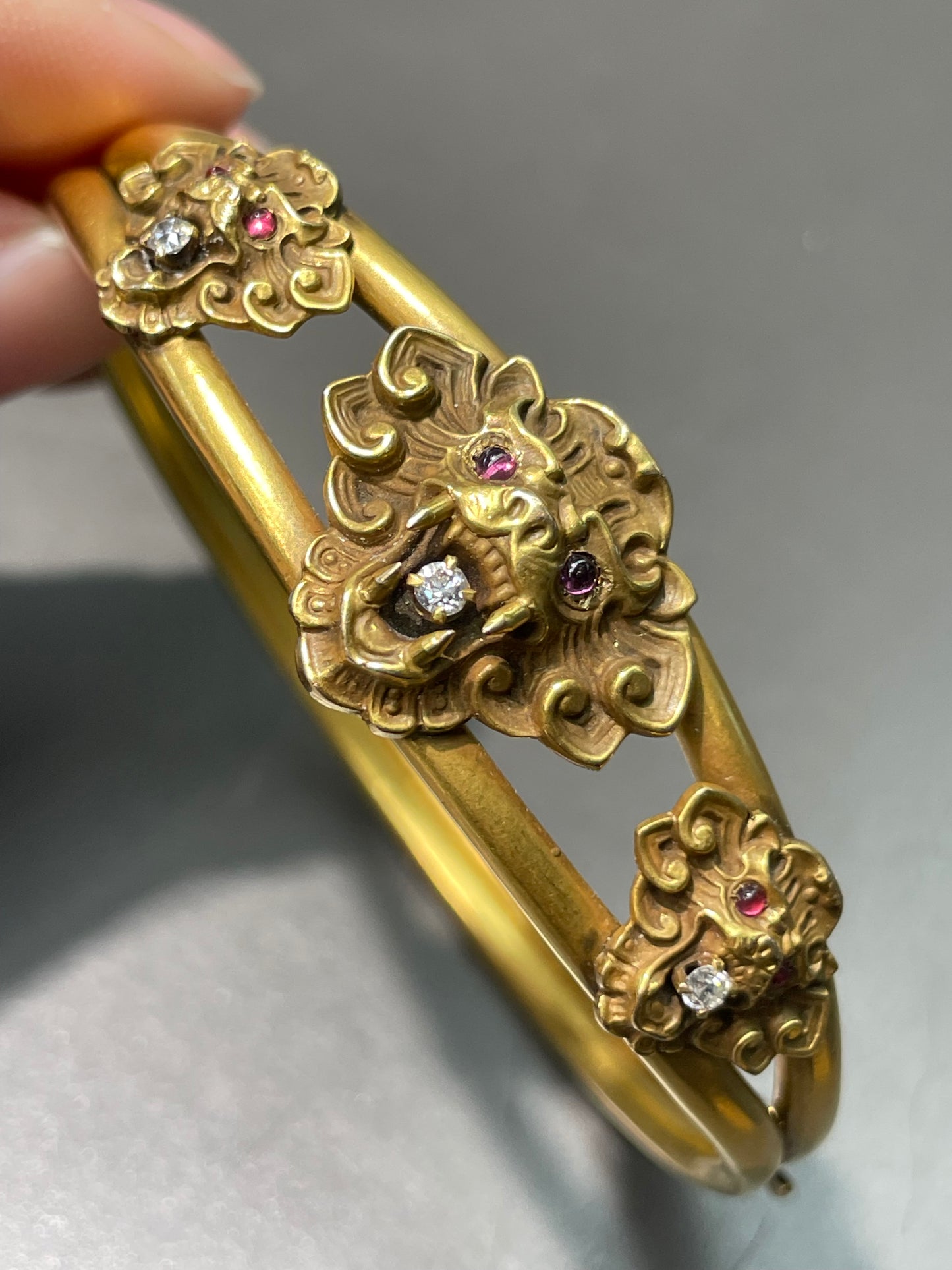 Bracelet victorien en or 14 carats avec triple lion et grenat et diamants