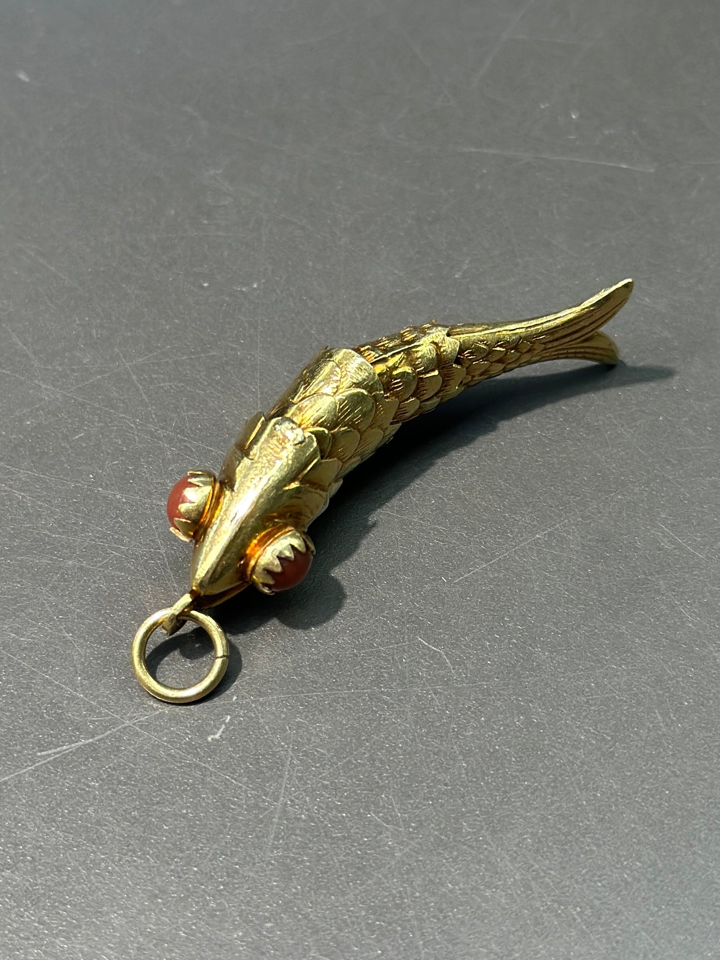 Pendentif vintage grand poisson articulé en or 18 carats